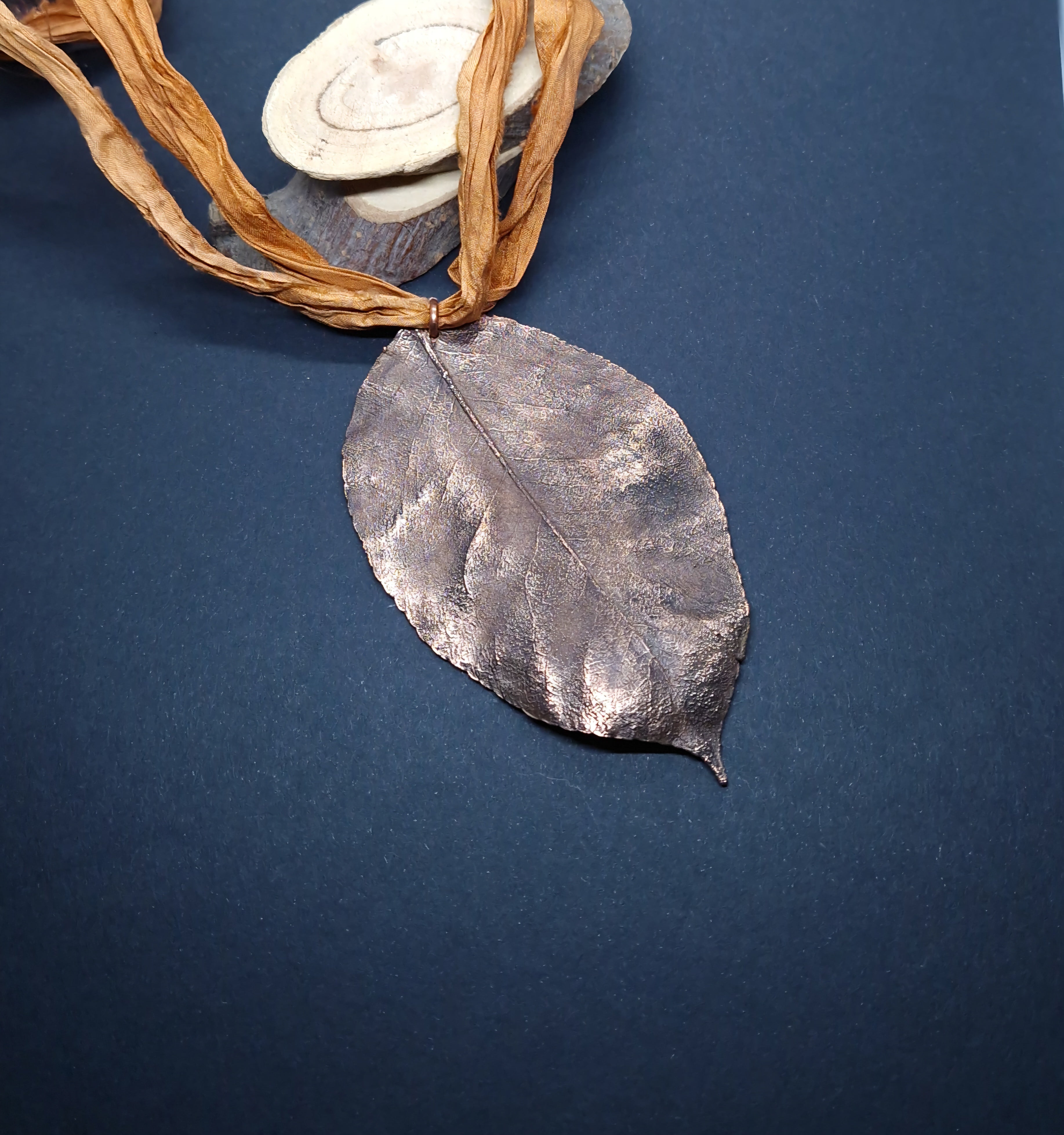 Gargantilla hoja camelia electroformada - Joyería botánica