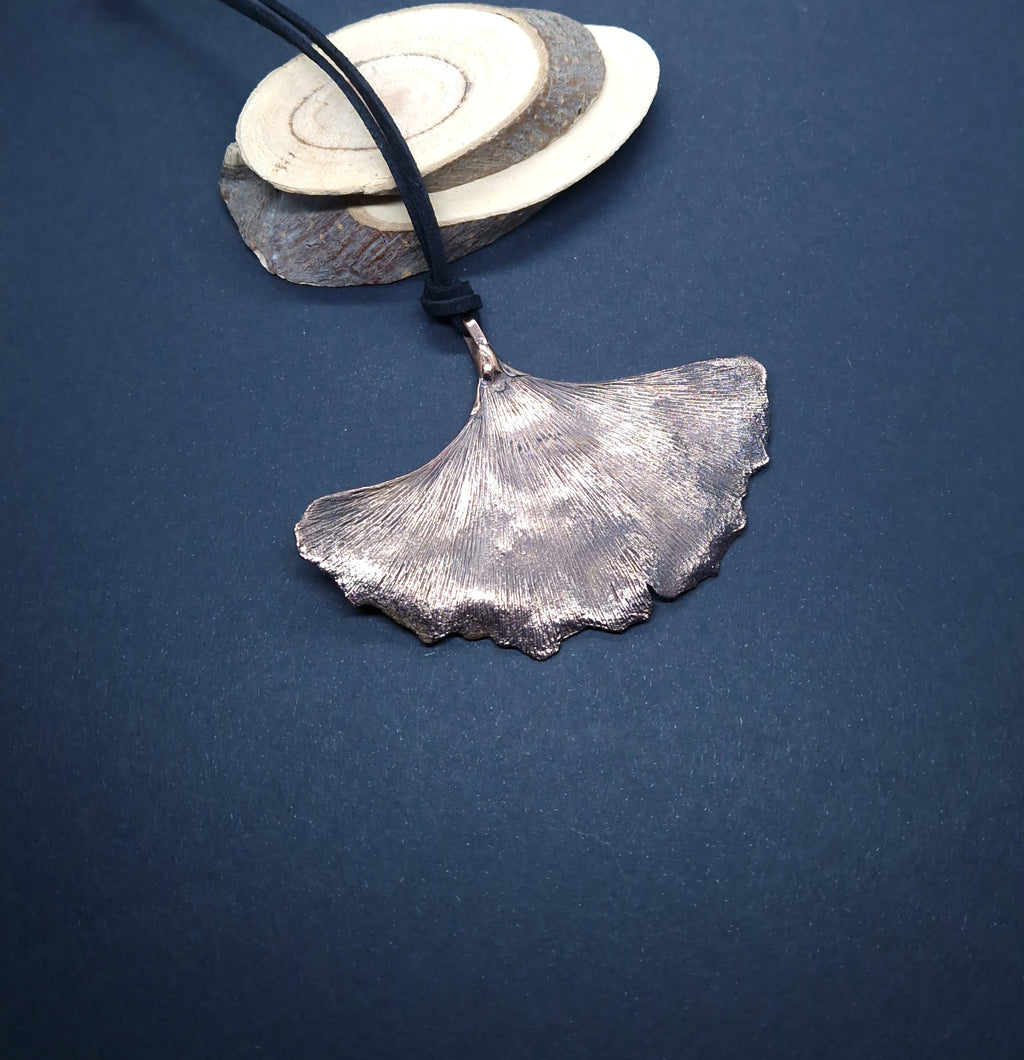 Colgante hoja ginkgo electroformada cobre - Joyería botánica