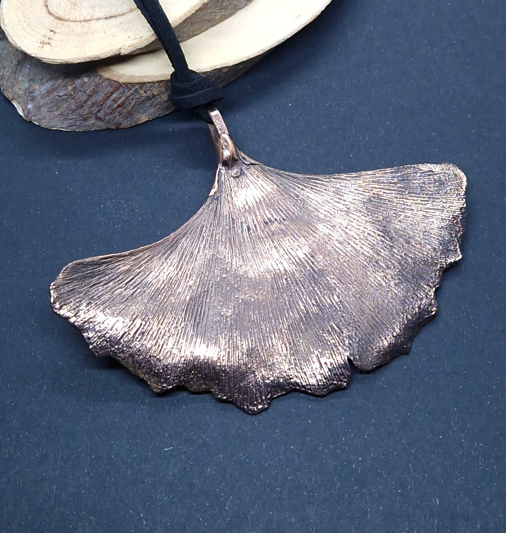 Colgante hoja ginkgo electroformada cobre - Joyería botánica