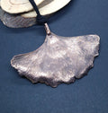 Colgante hoja ginkgo electroformada cobre - Joyería botánica