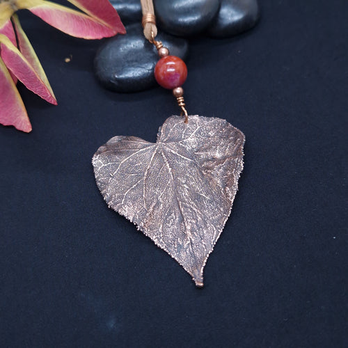 Colgante de campanilla electroformada en cobre con jaspe rojo y rosa y hoja en forma de corazón
