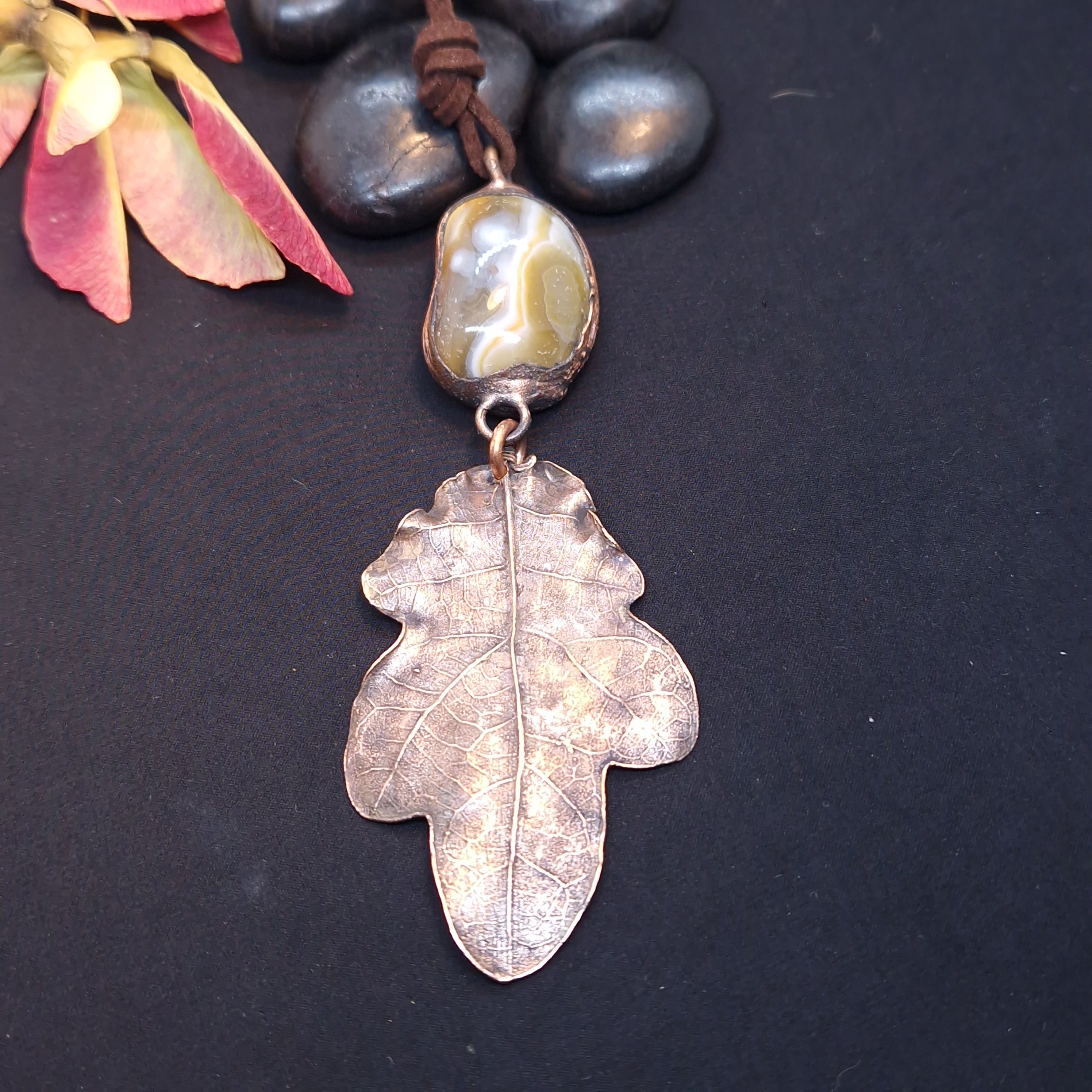 Colgante artesanal de hoja de roble electroformada en cobre con ágata de Botswana y cordón de antelina
