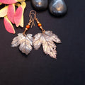 Pendientes artesanales de hoja de arce rojo electroformada en cobre con jaspe naranja natural