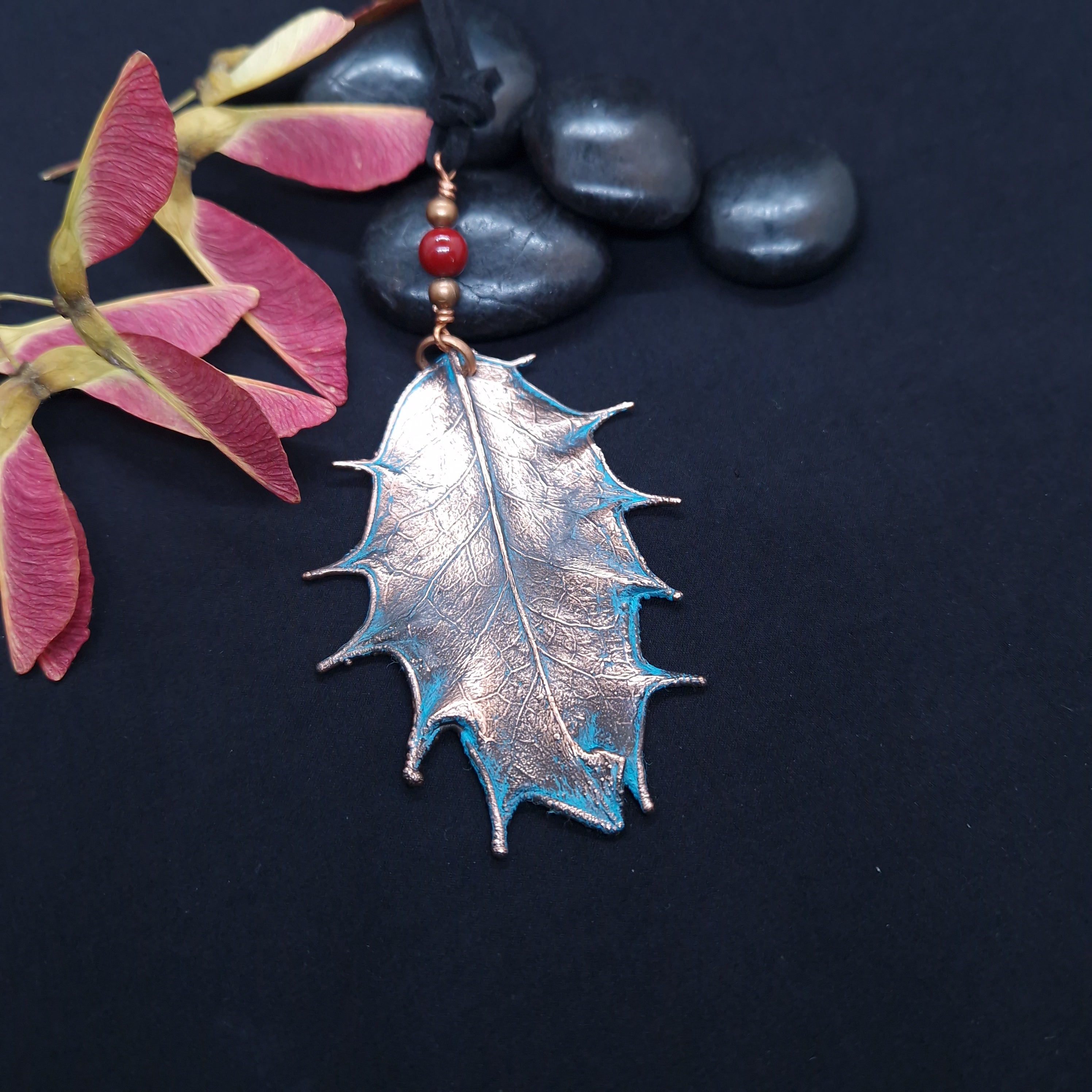 Colgante hoja acebo electroformada cobre - Joyería botánica