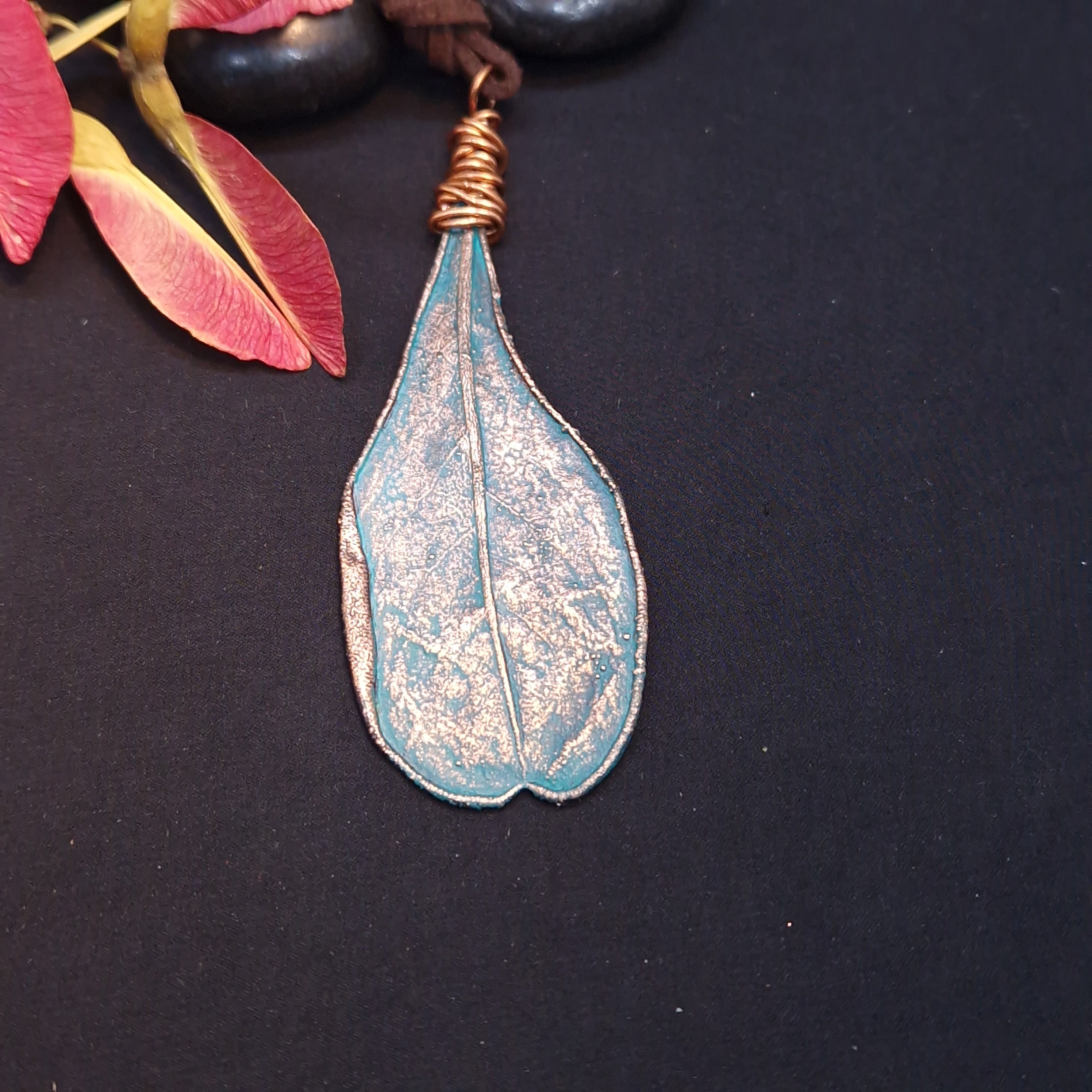 Colgante hoja evónimo electroformada - Joyería botánica