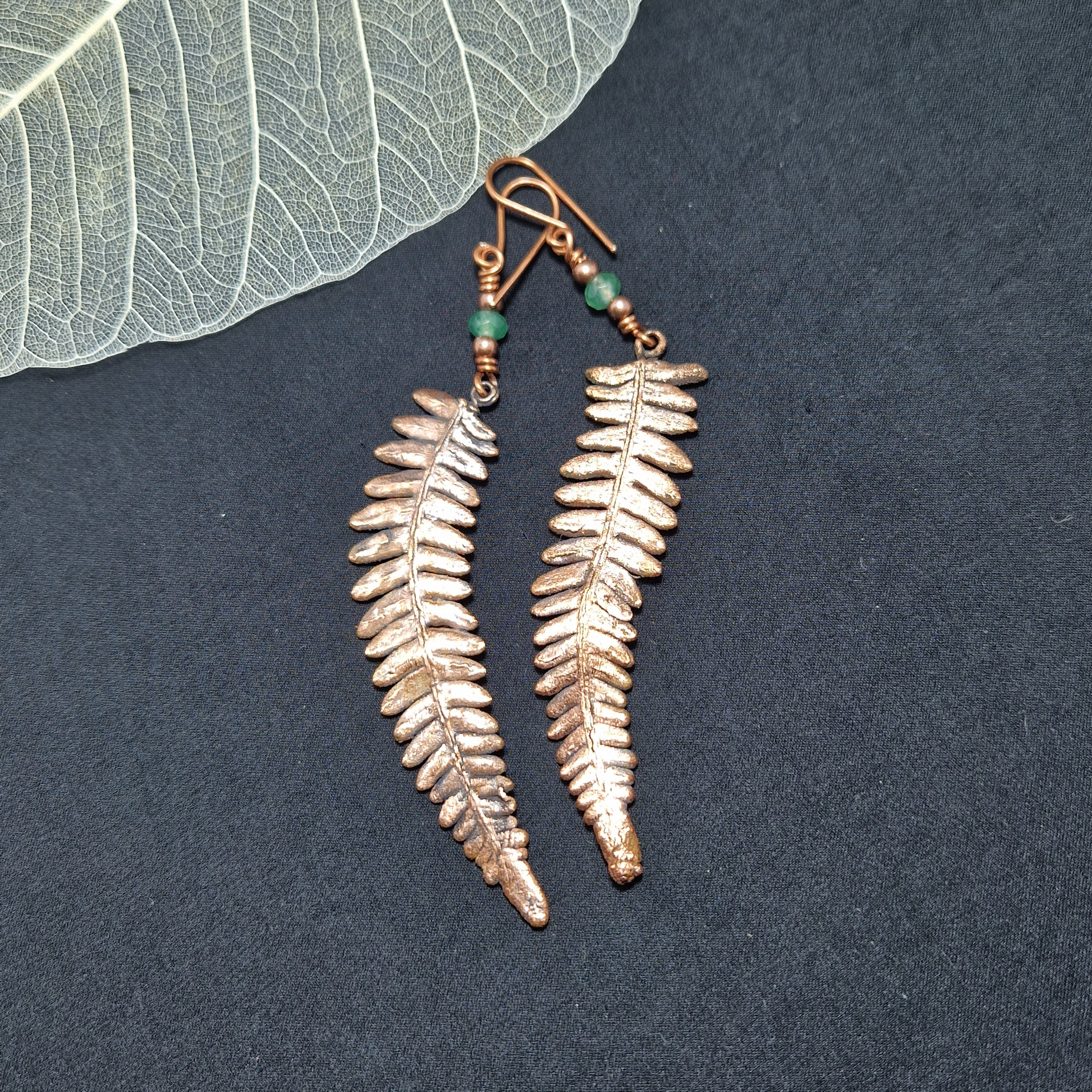 "Pendientes de helecho electroformado en cobre con bolita de aventurina facetada y enganche hippie