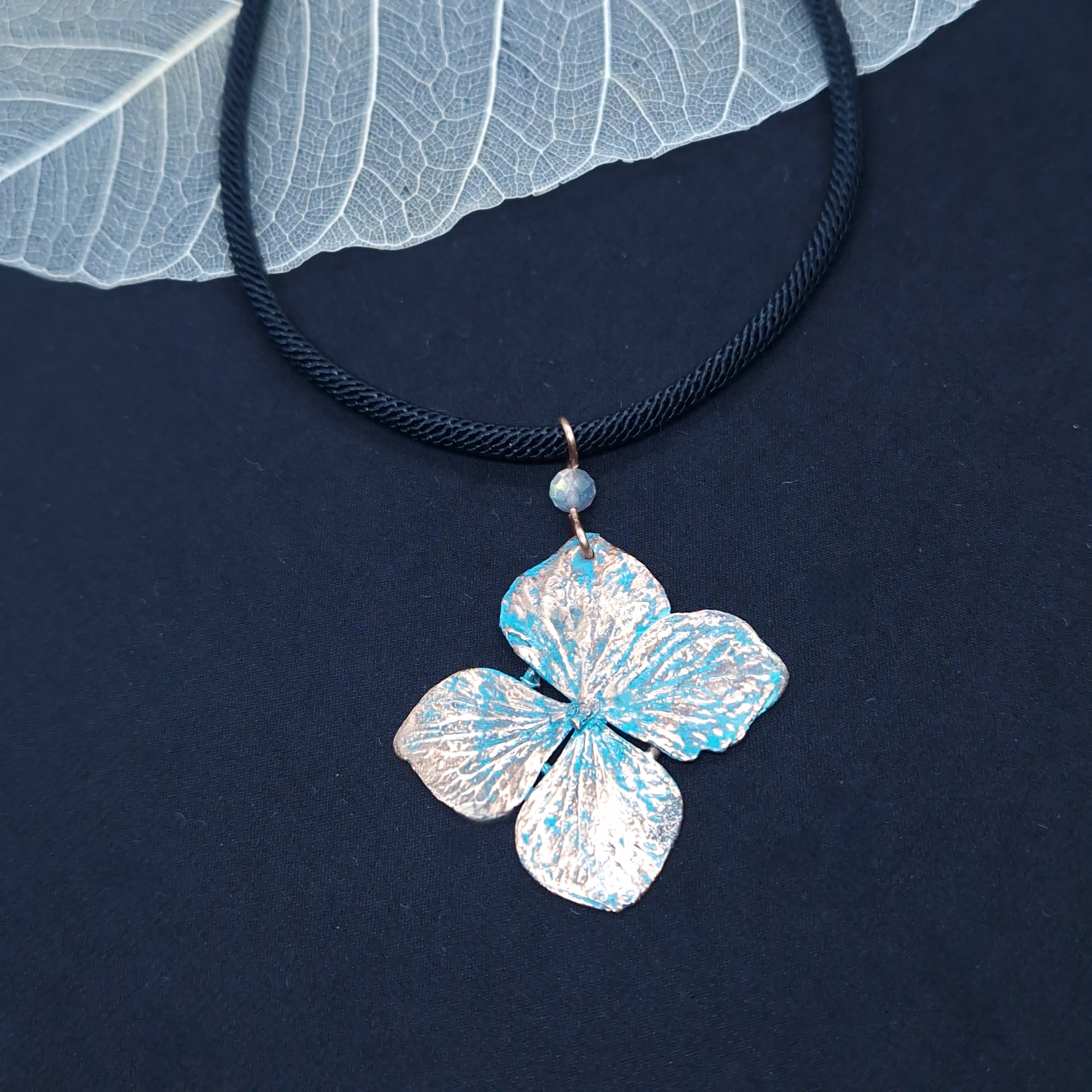 Colgante de hoja de hortensia electroformada en cobre con pátina verde y labradorita facetada