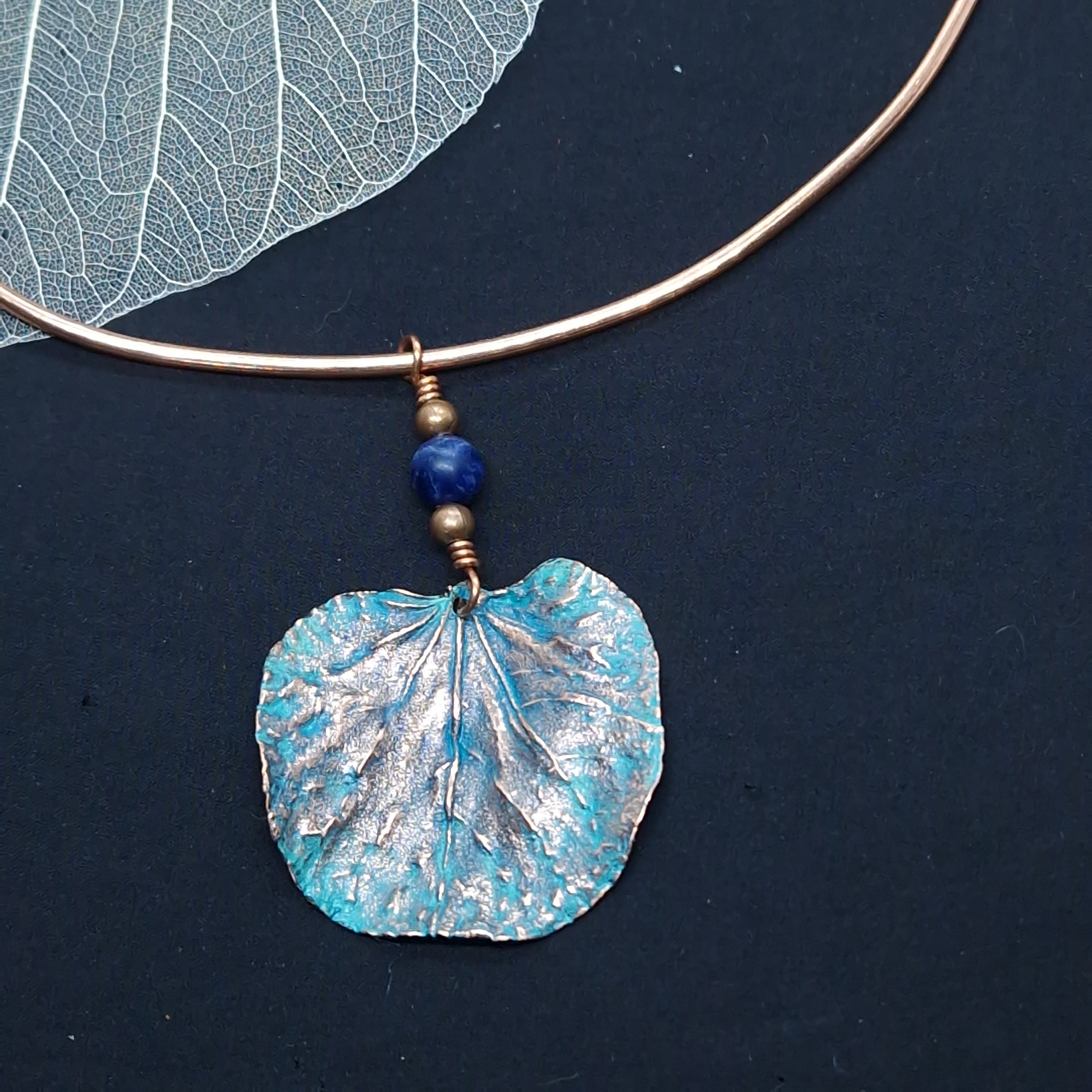 Torque de cobre electroformado con hoja de árbol del amor, acabado azul verdoso y bolita de sodalita
