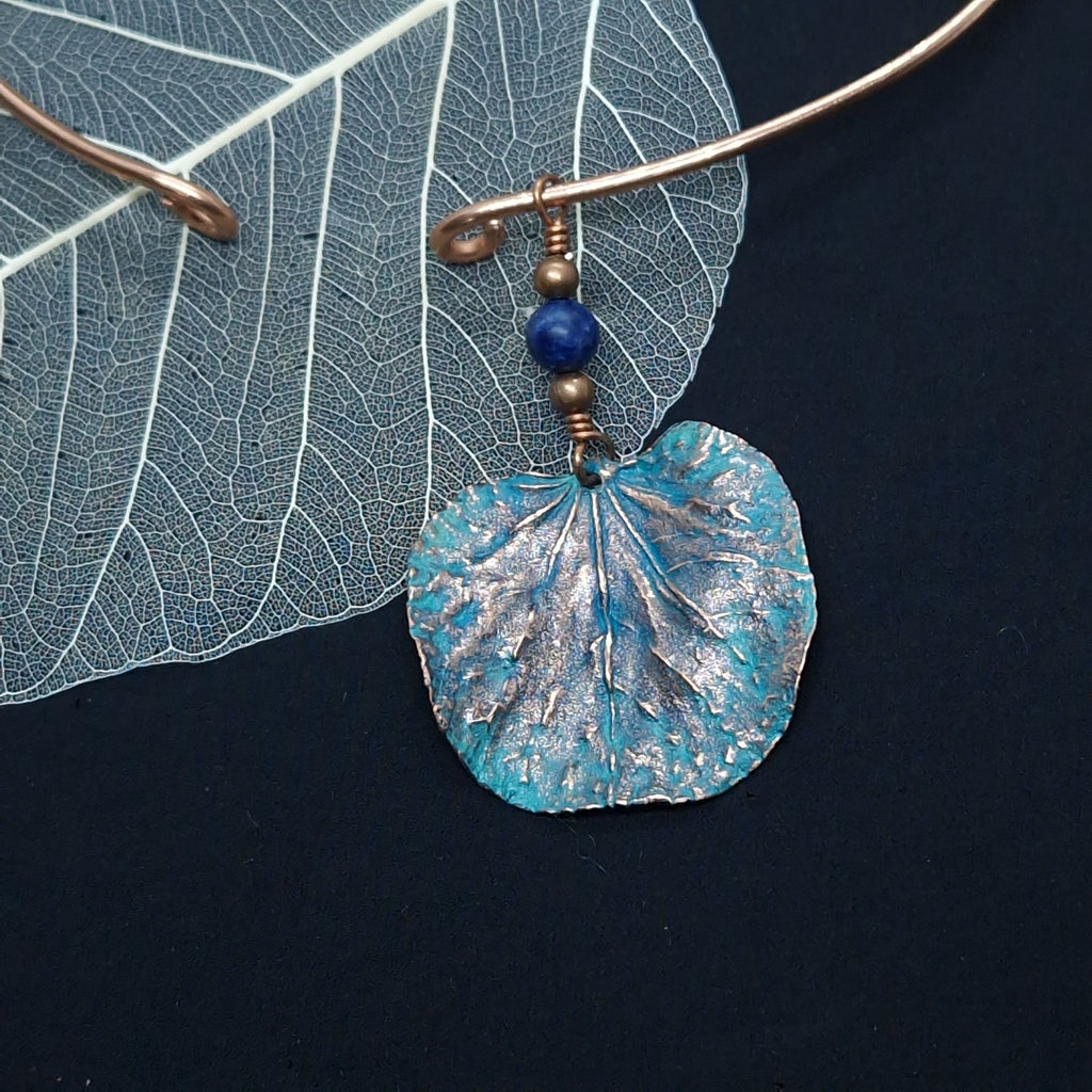  Detalle de torque de cobre con hoja natural electroformada, acabado azul verdoso