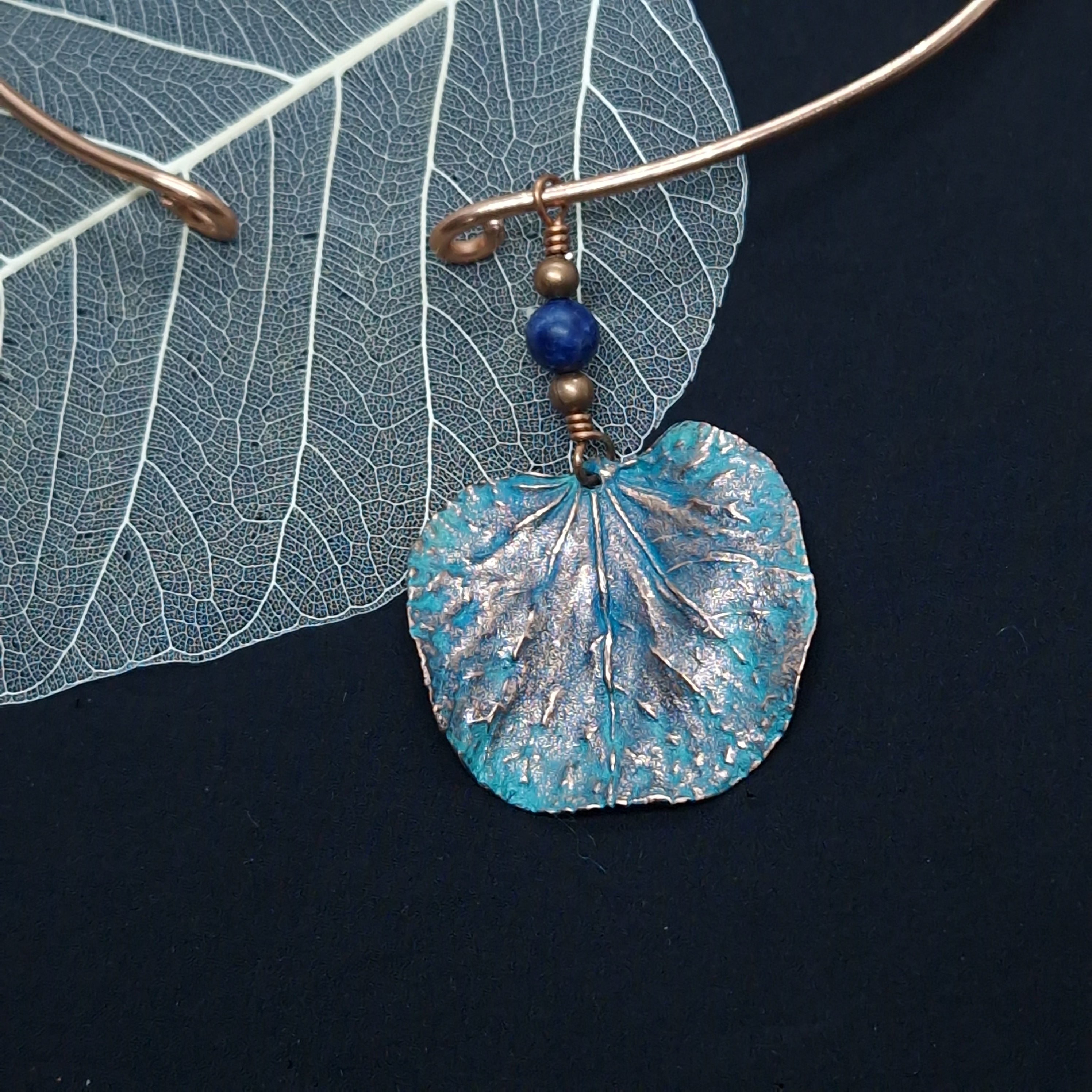  Detalle de torque de cobre con hoja natural electroformada, acabado azul verdoso