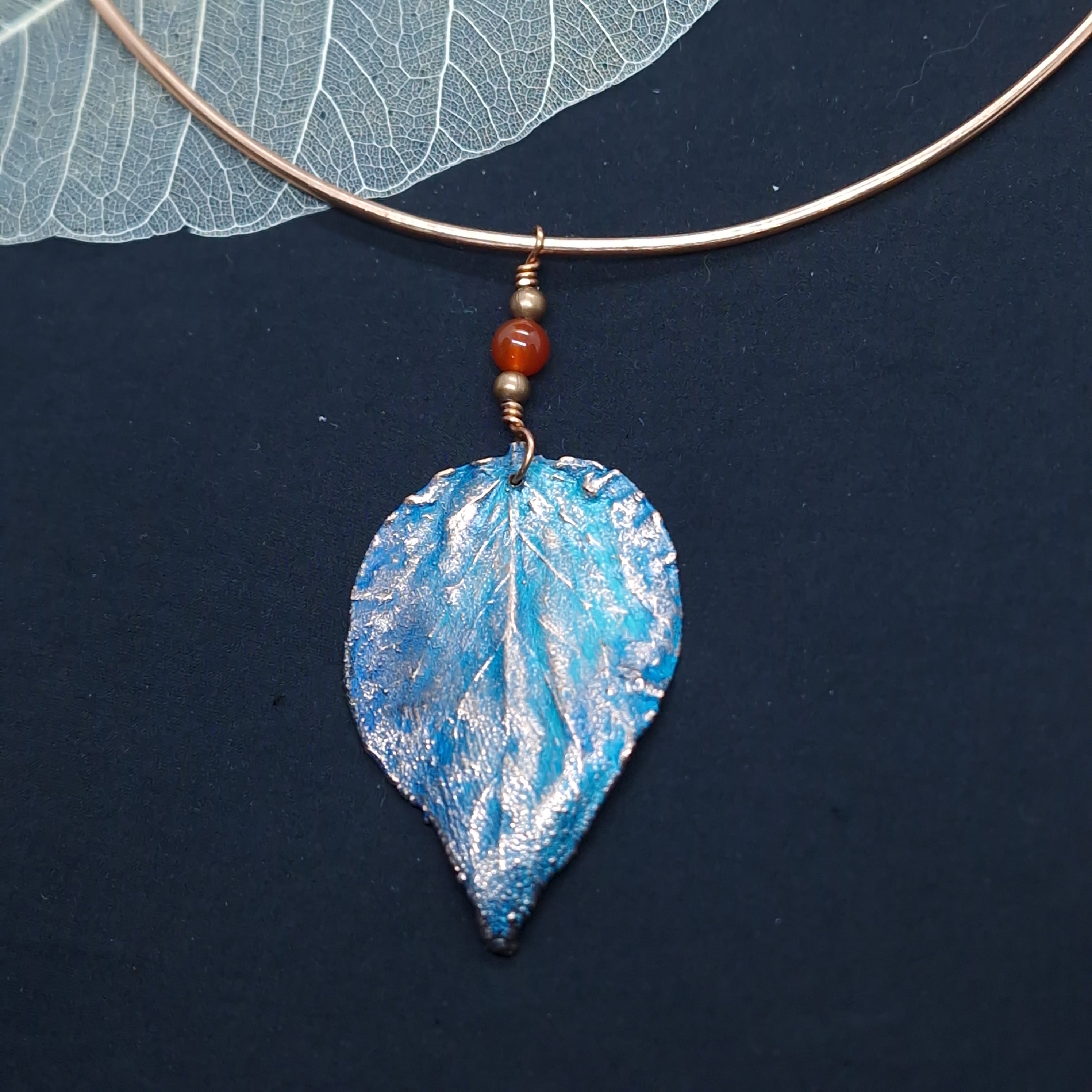 Torque de cobre electroformado con hoja de lilo, acabado azul verdoso y bolita roja