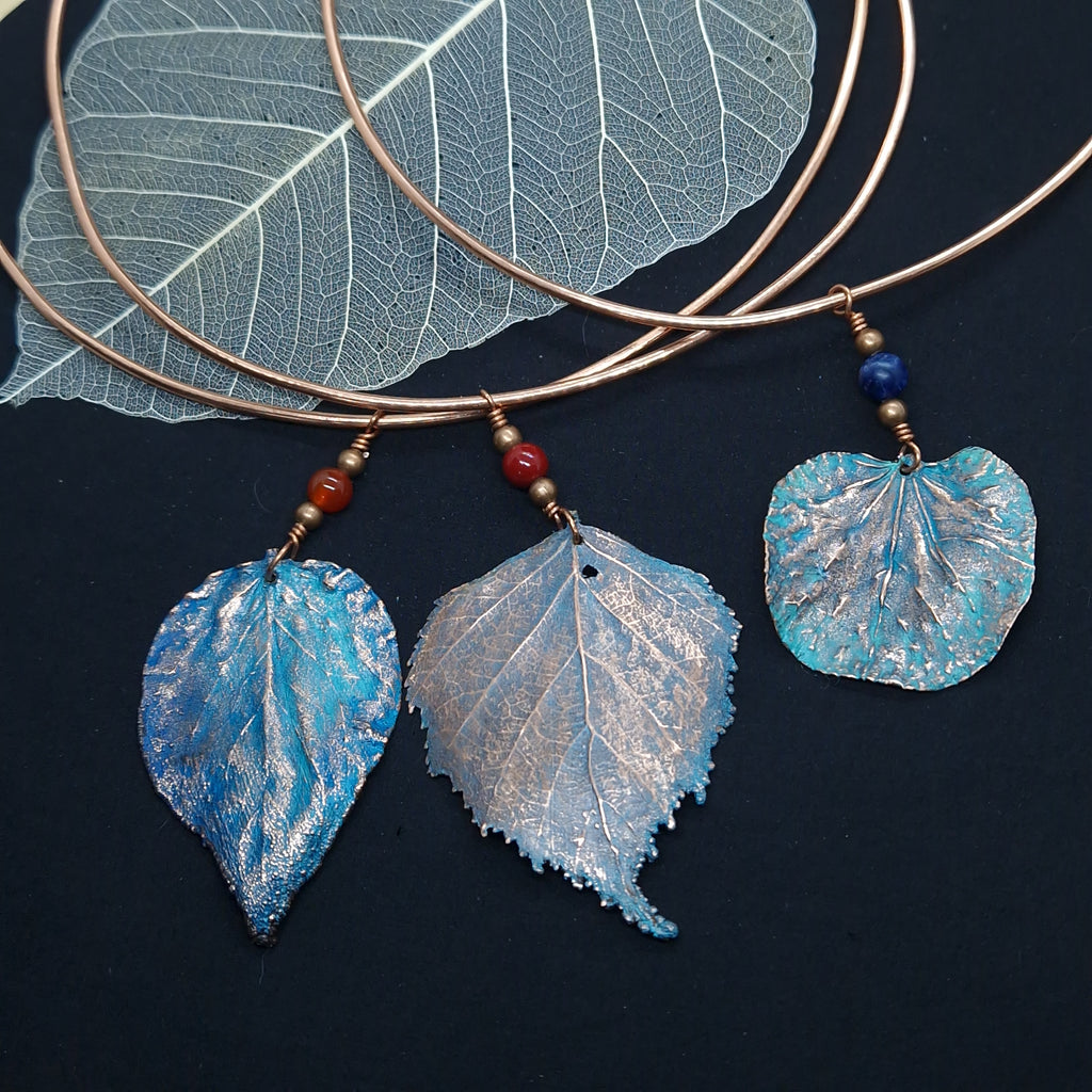  Detalle de torque de cobre con hoja natural electroformada, acabado azul verdoso