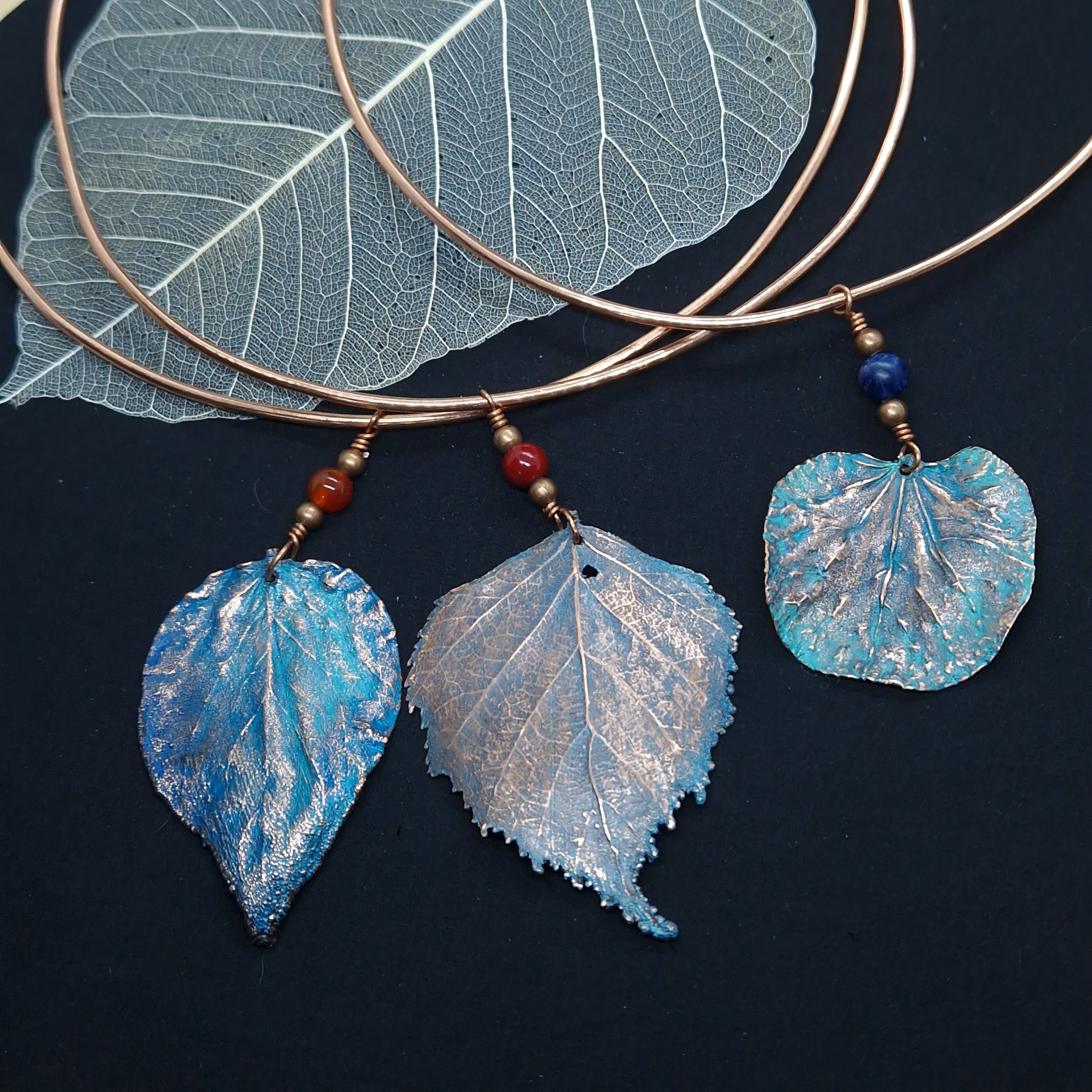  Detalle de torque de cobre con hoja natural electroformada, acabado azul verdoso