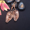 Pendientes botánicos de cobre electroformado con Koelreuteria paniculata y jaspe naranja, joyería artesanal única