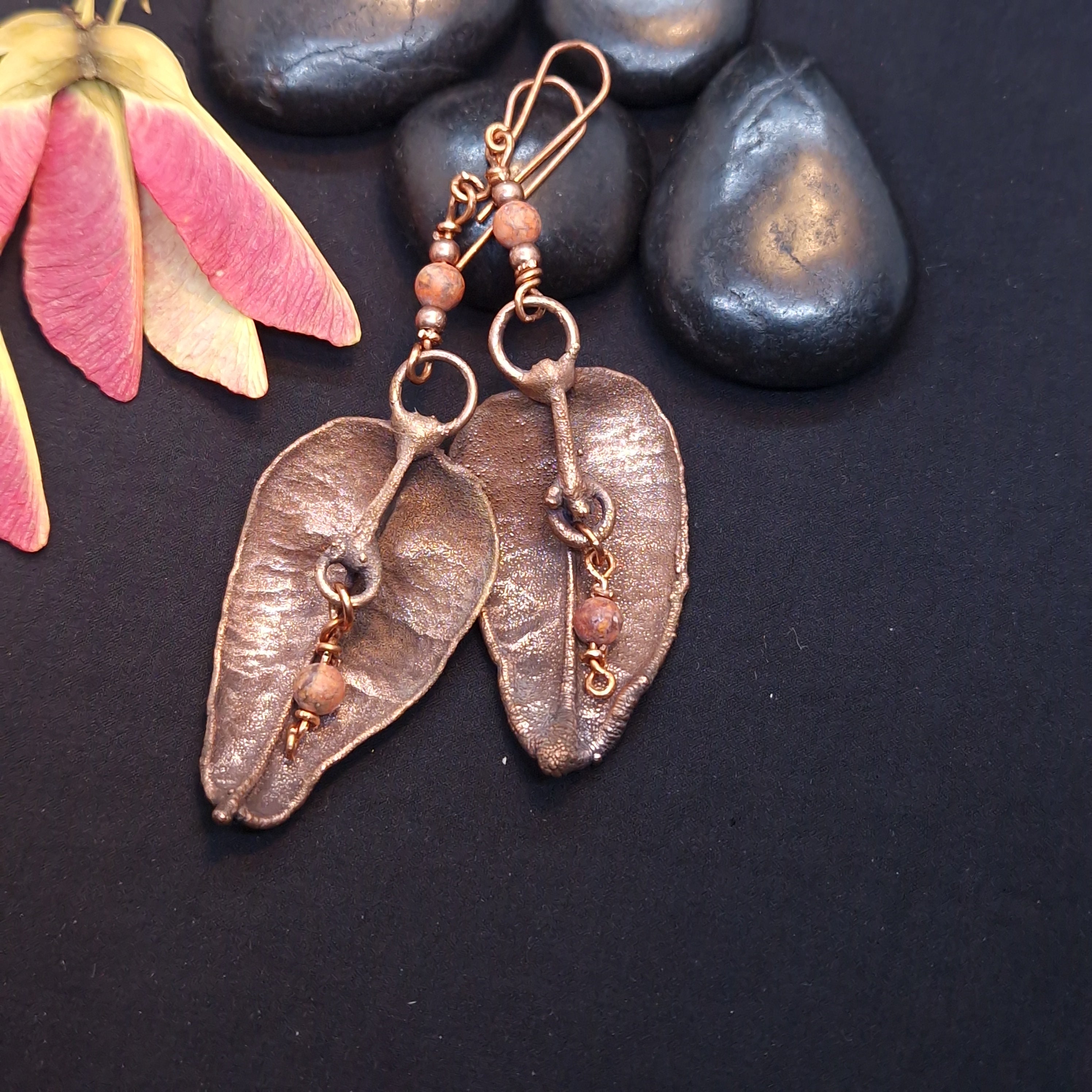 Pendientes botánicos de cobre electroformado con Koelreuteria paniculata y jaspe naranja, joyería artesanal única