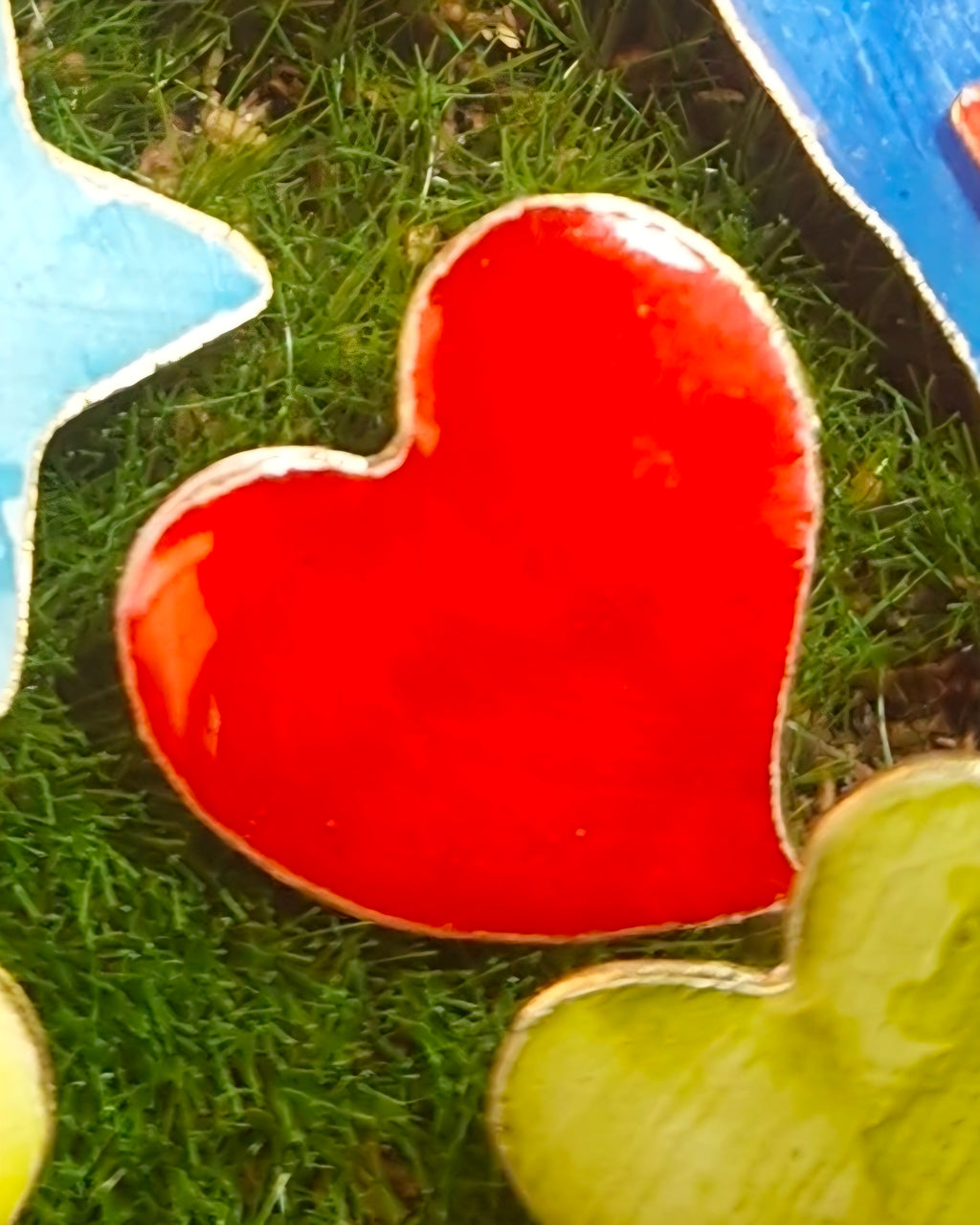 Pins de latón pintados a mano – Corazones y estrellas