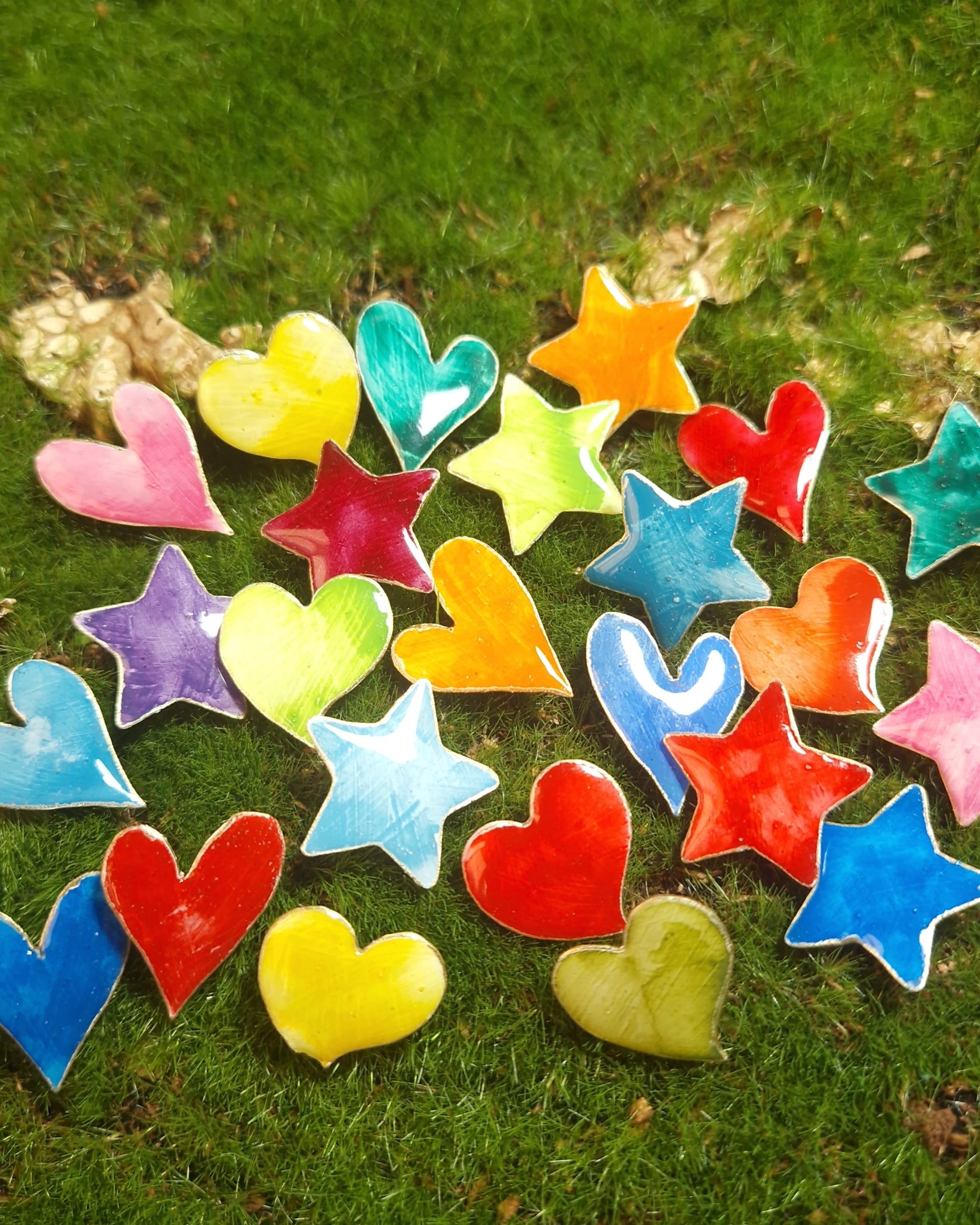 Pins de latón pintados a mano – Corazones y estrellas