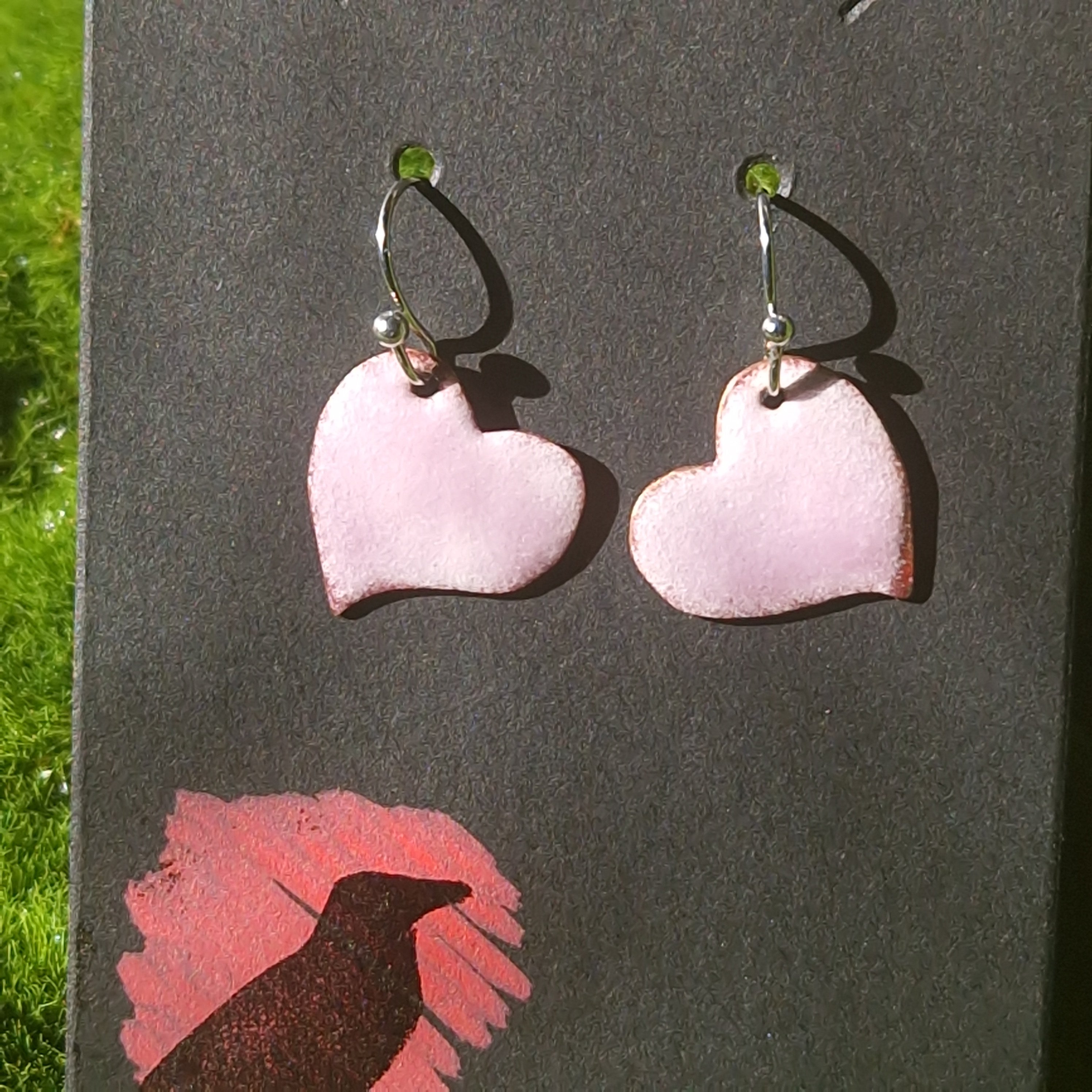 Pendientes de corazón artesanales con esmalte al fuego sobre cobre, El Cuervo Rojo