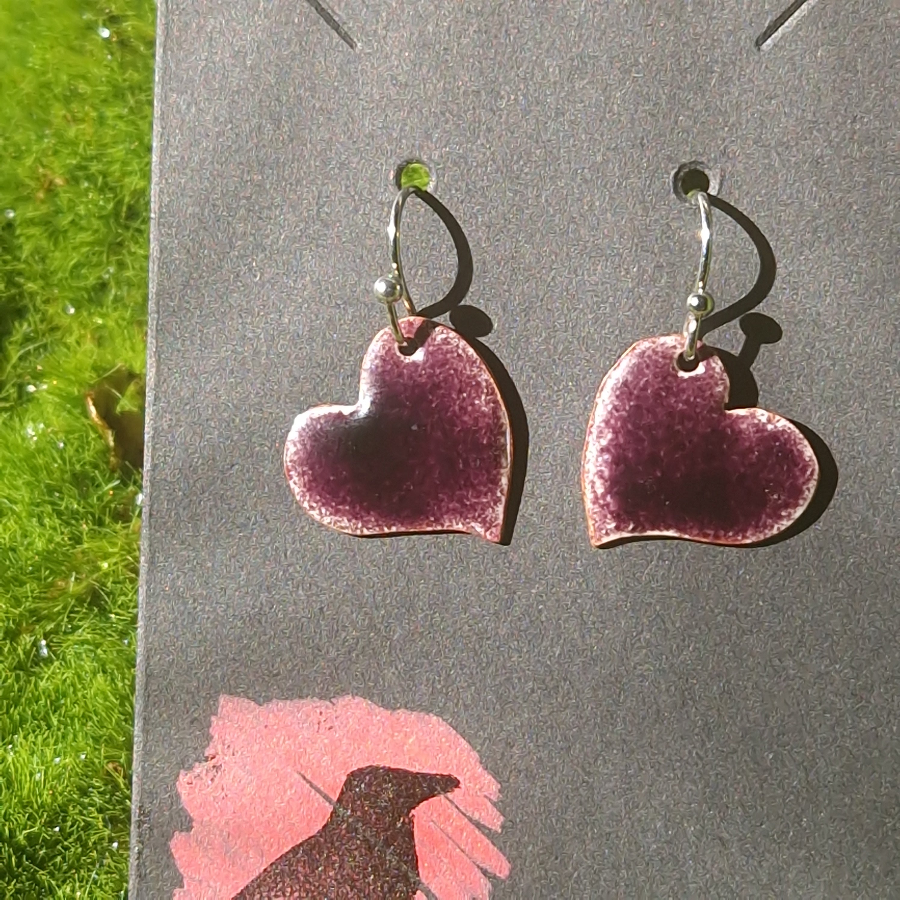 Pendientes de corazón artesanales con esmalte al fuego sobre cobre, El Cuervo Rojo