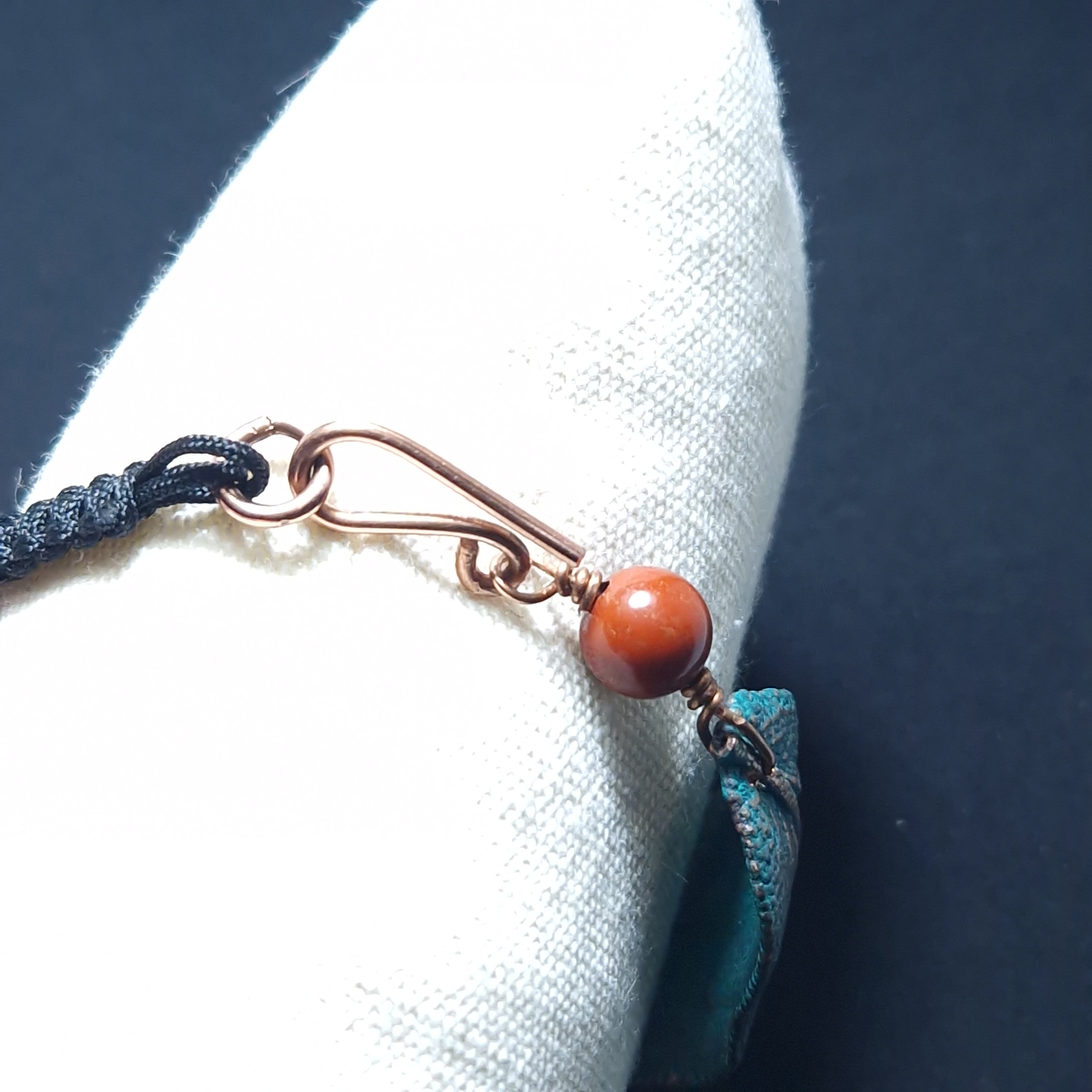 Pulsera de hoja de salvia electroformada en cobre con pátina verde, bolas de jaspe rojo y cordón de macramé con nudo plano