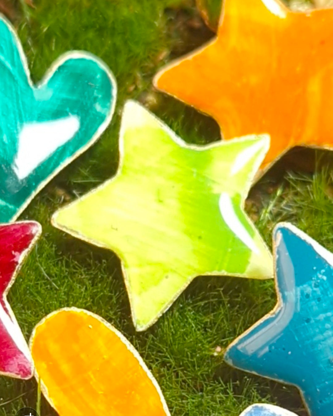 Pins de latón pintados a mano – Corazones y estrellas
