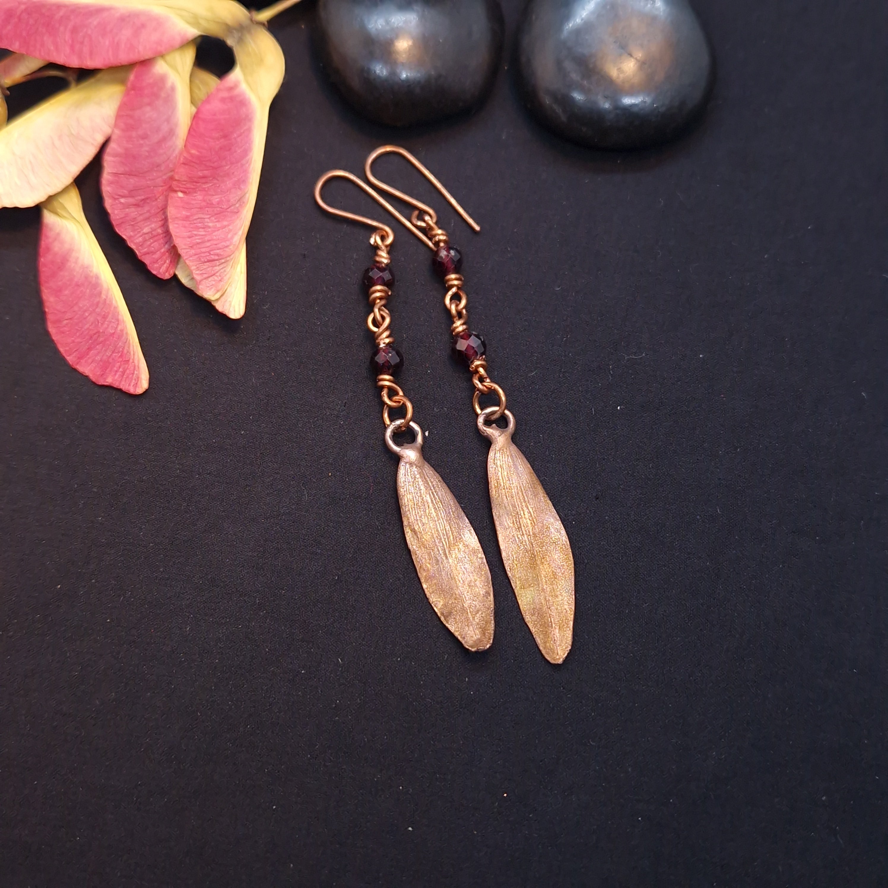 Pendientes sámaras fresno y granates - Joyería botánica