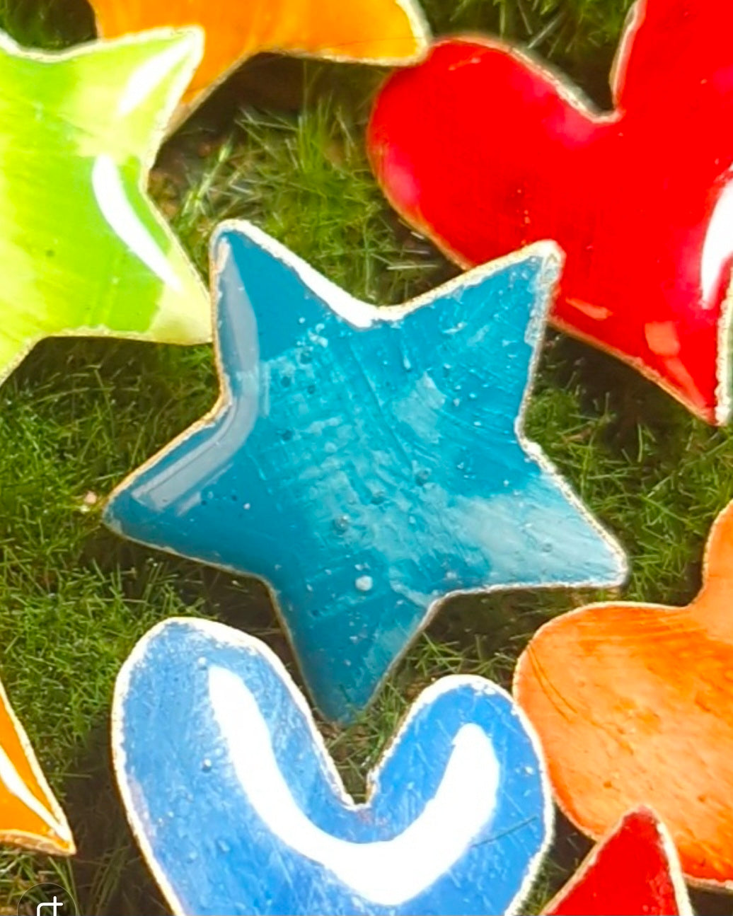 Pins de latón pintados a mano – Corazones y estrellas