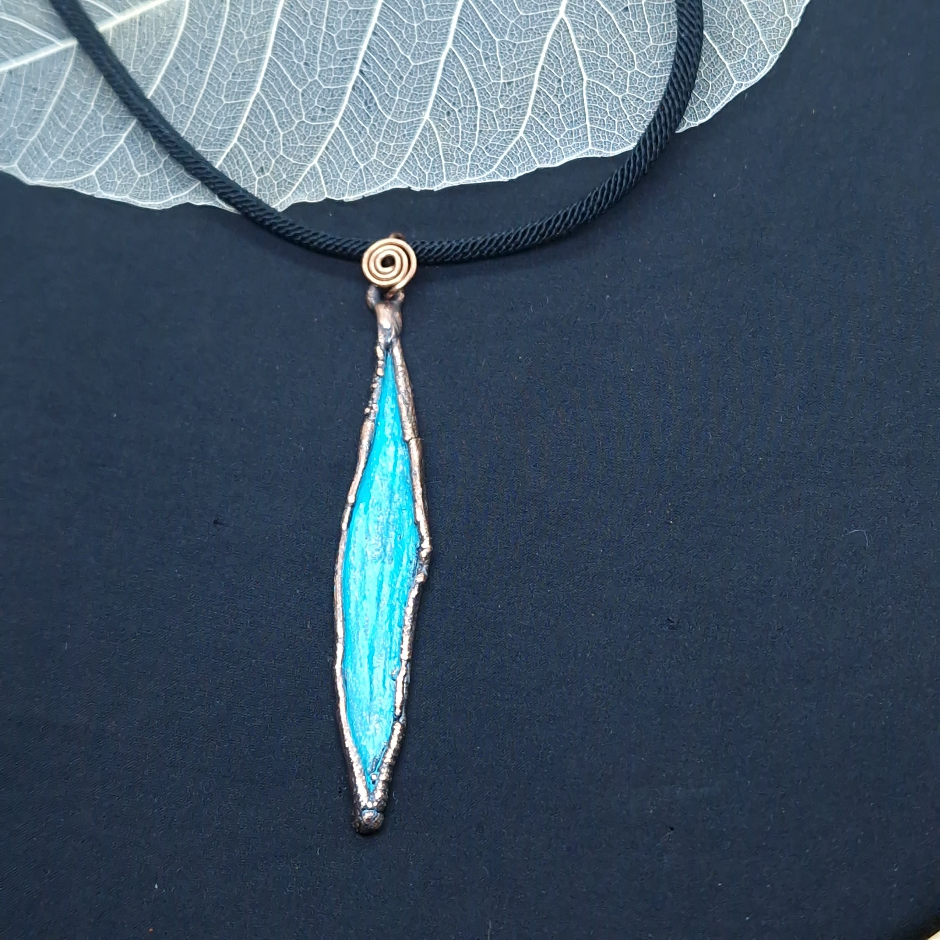 Gargantilla con colgante de hoja de olivo electroformada en cobre envejecido con pátina verde turquesa, sobre cordón de poliéster 