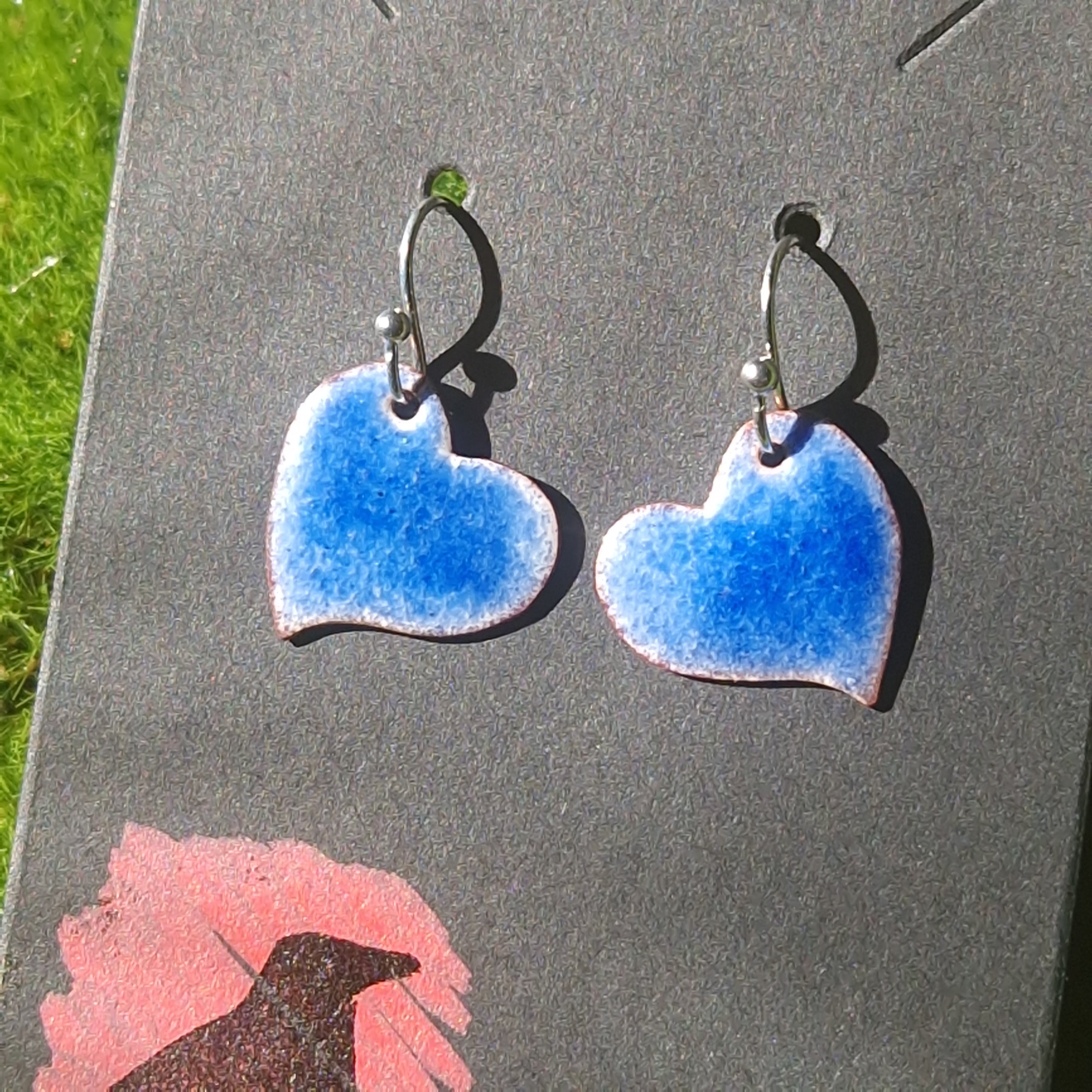 Pendientes de corazón artesanales con esmalte al fuego sobre cobre, El Cuervo Rojo