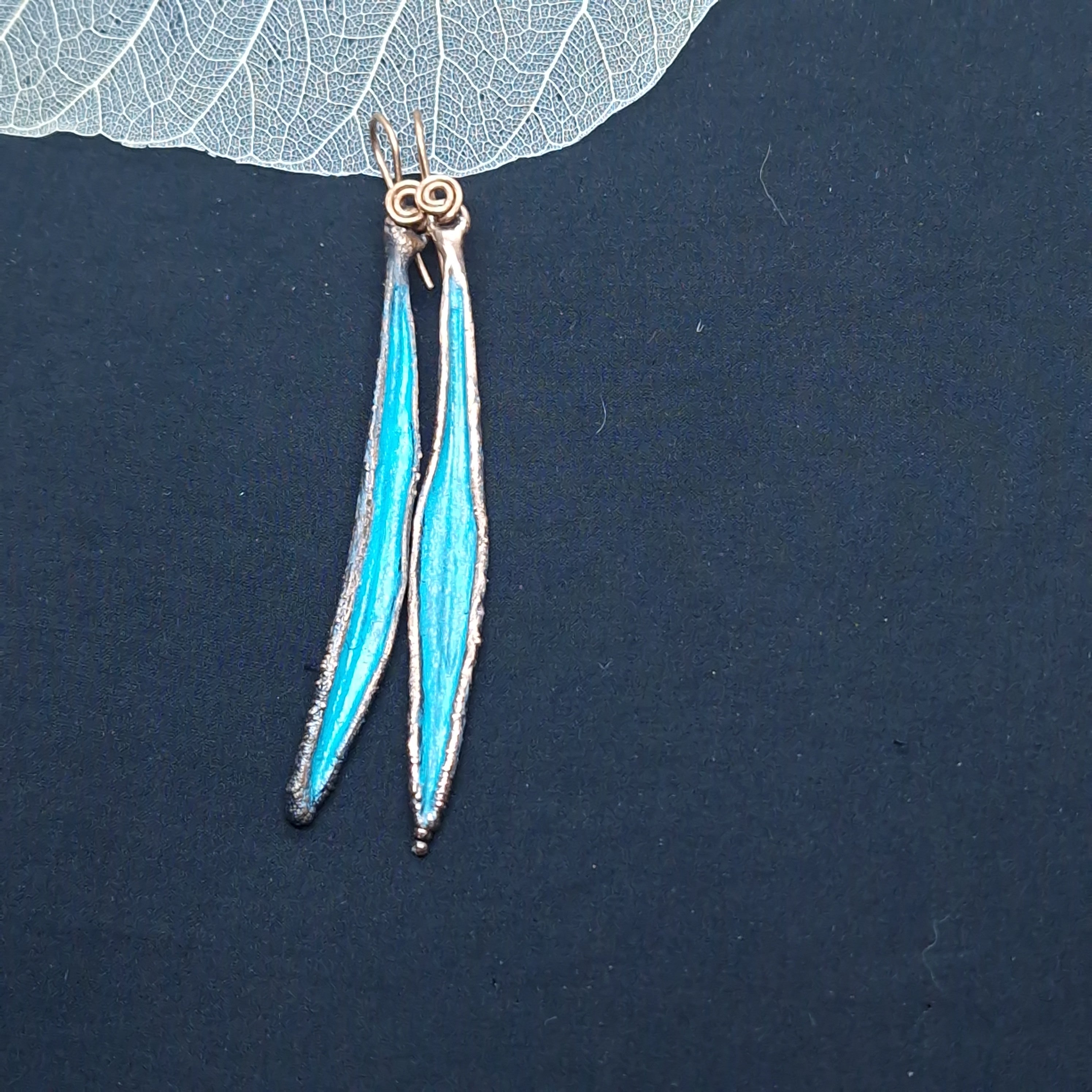 Pendientes de hoja de olivo real electroformada en cobre envejecido con pátina turquesa, enganche hippie, aproximadamente 4,5 cm de largo