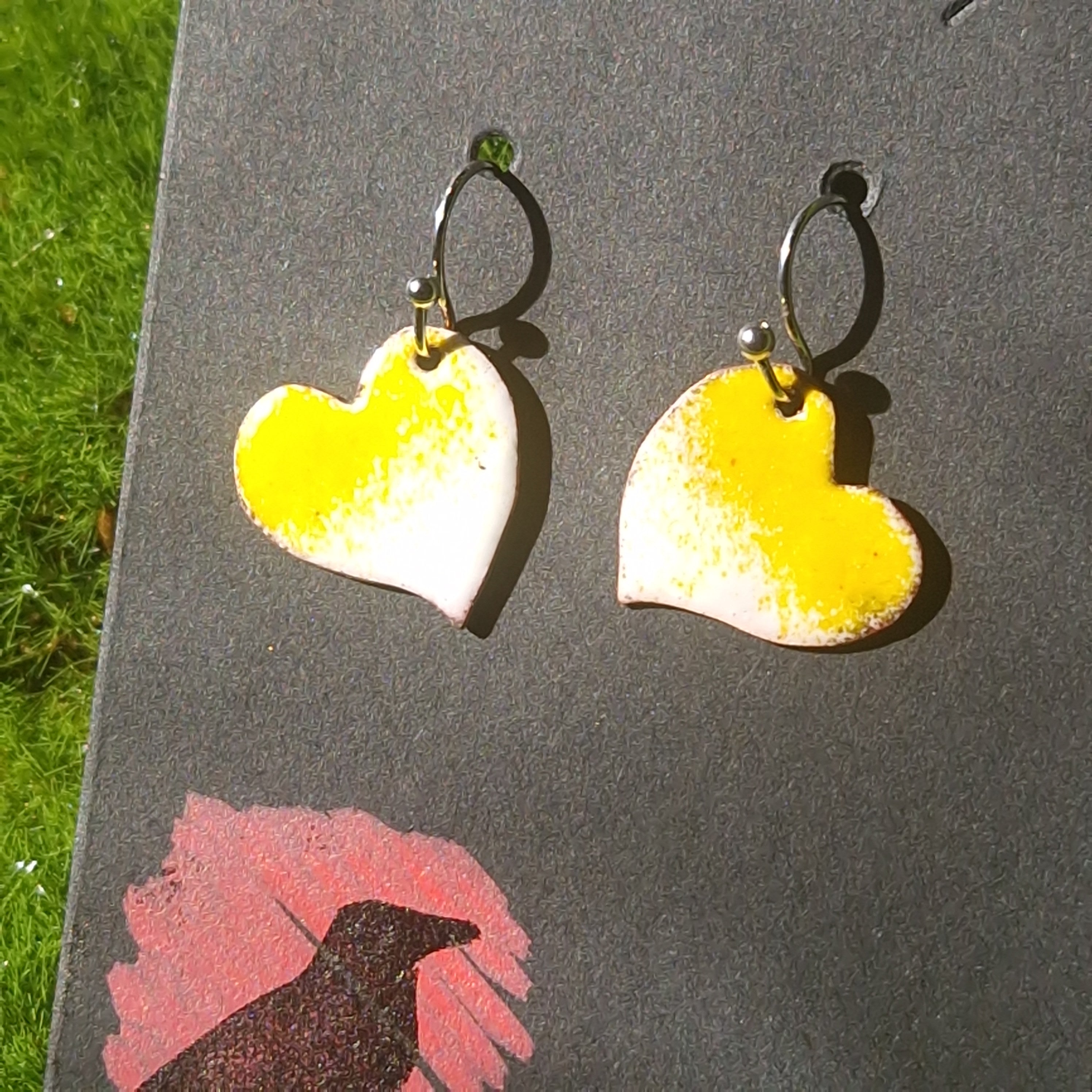 Pendientes de corazón artesanales con esmalte al fuego sobre cobre, El Cuervo Rojo