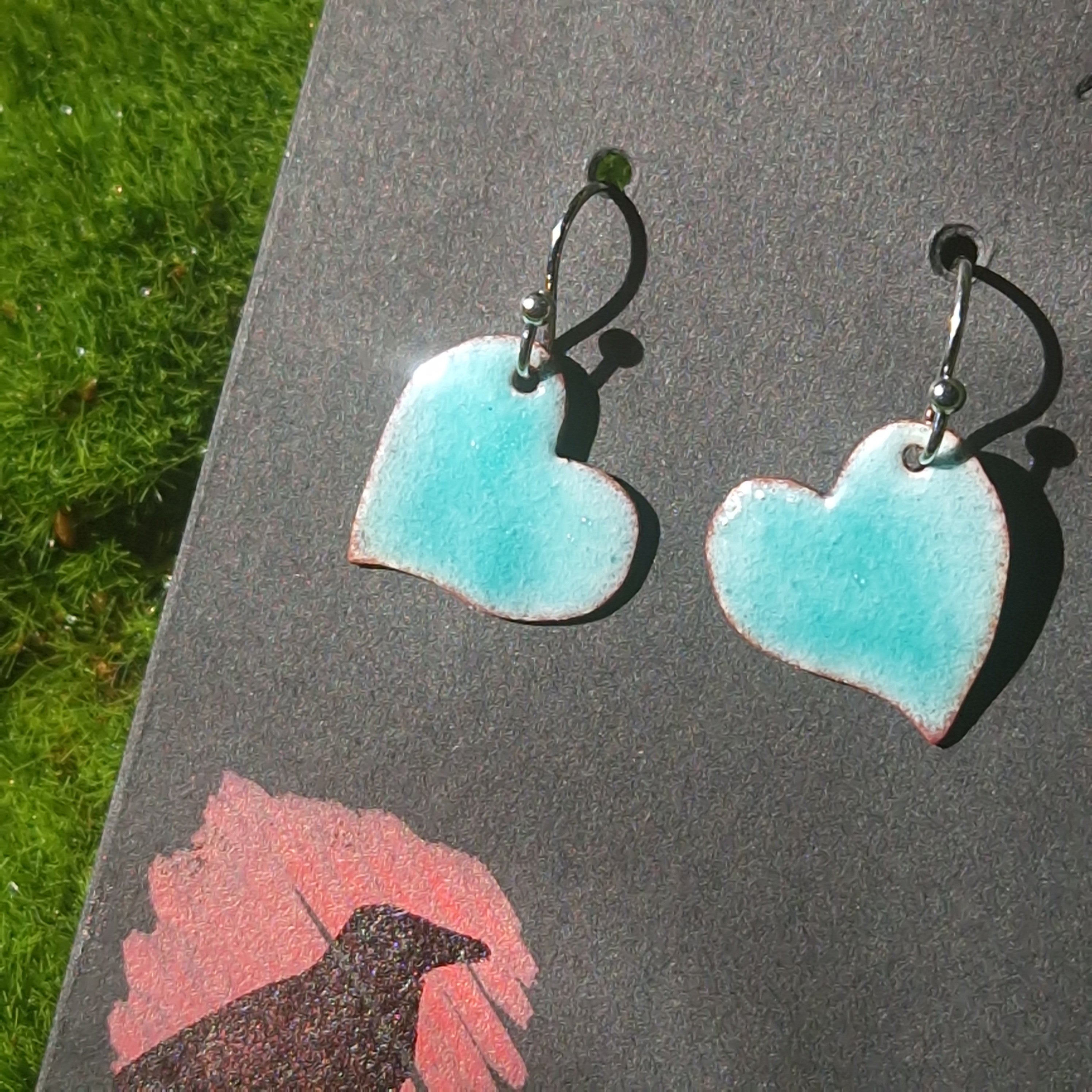 Pendientes de corazón artesanales con esmalte al fuego sobre cobre, El Cuervo Rojo