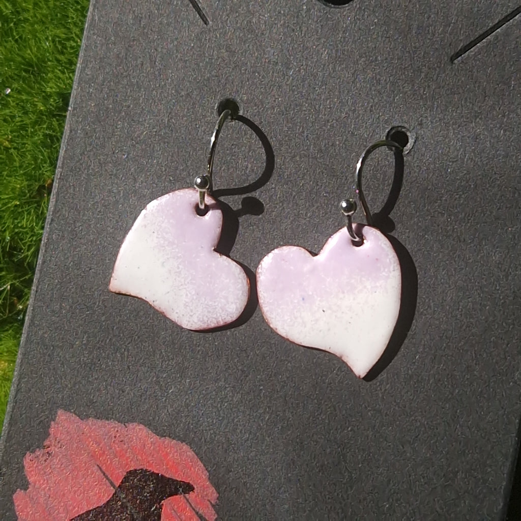 Pendientes de corazón artesanales con esmalte al fuego sobre cobre, El Cuervo Rojo