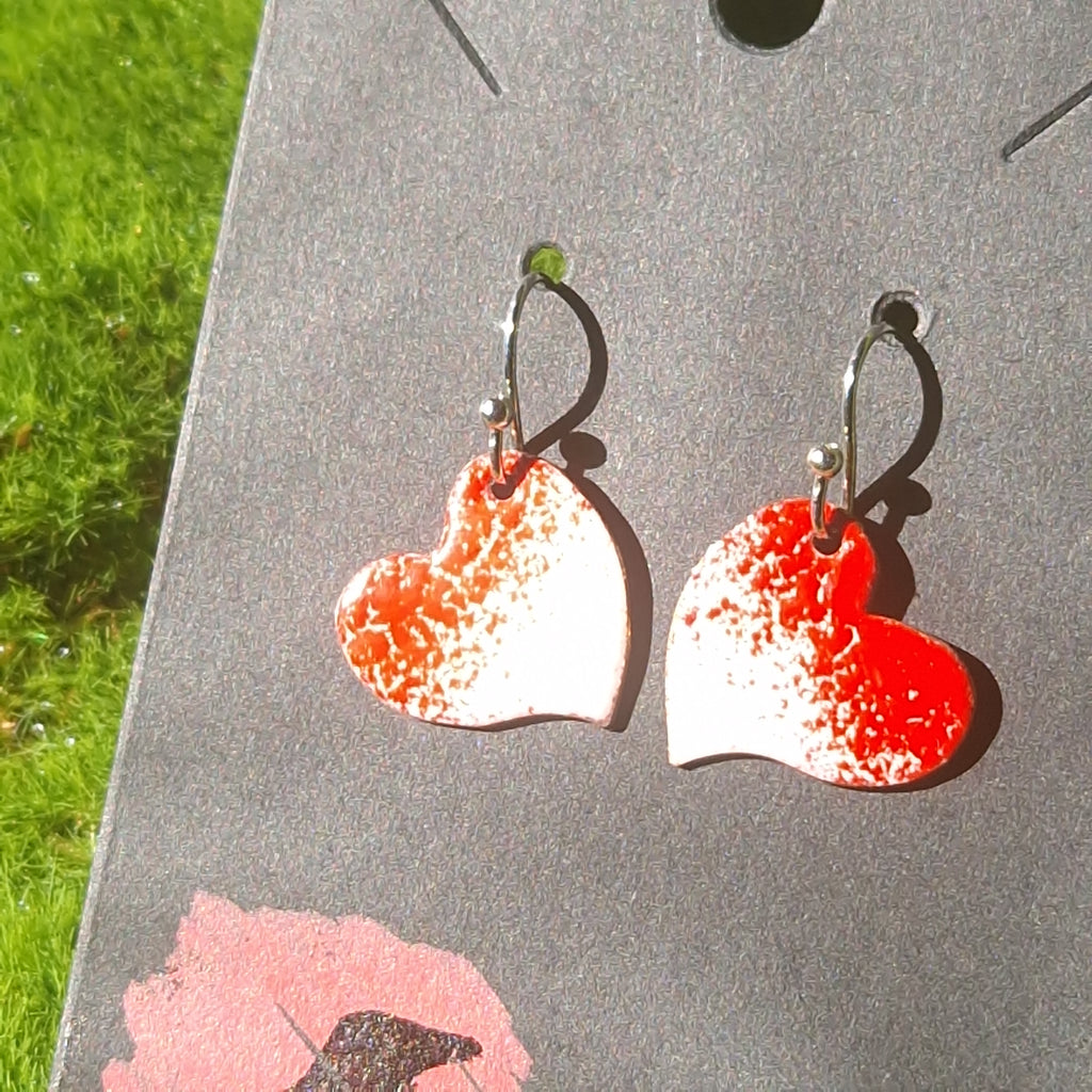 Pendientes de corazón artesanales con esmalte al fuego sobre cobre, El Cuervo Rojo