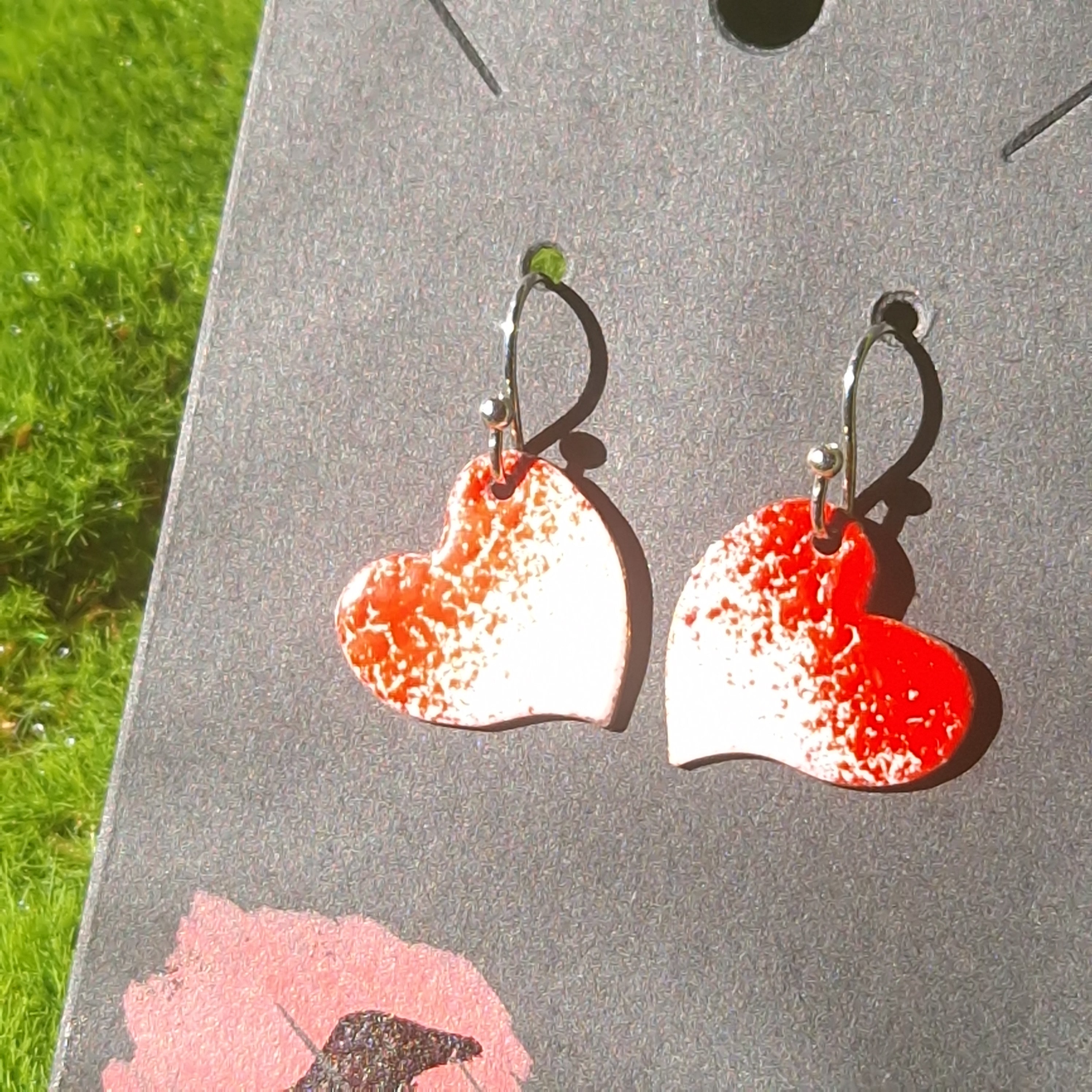 Pendientes de corazón artesanales con esmalte al fuego sobre cobre, El Cuervo Rojo