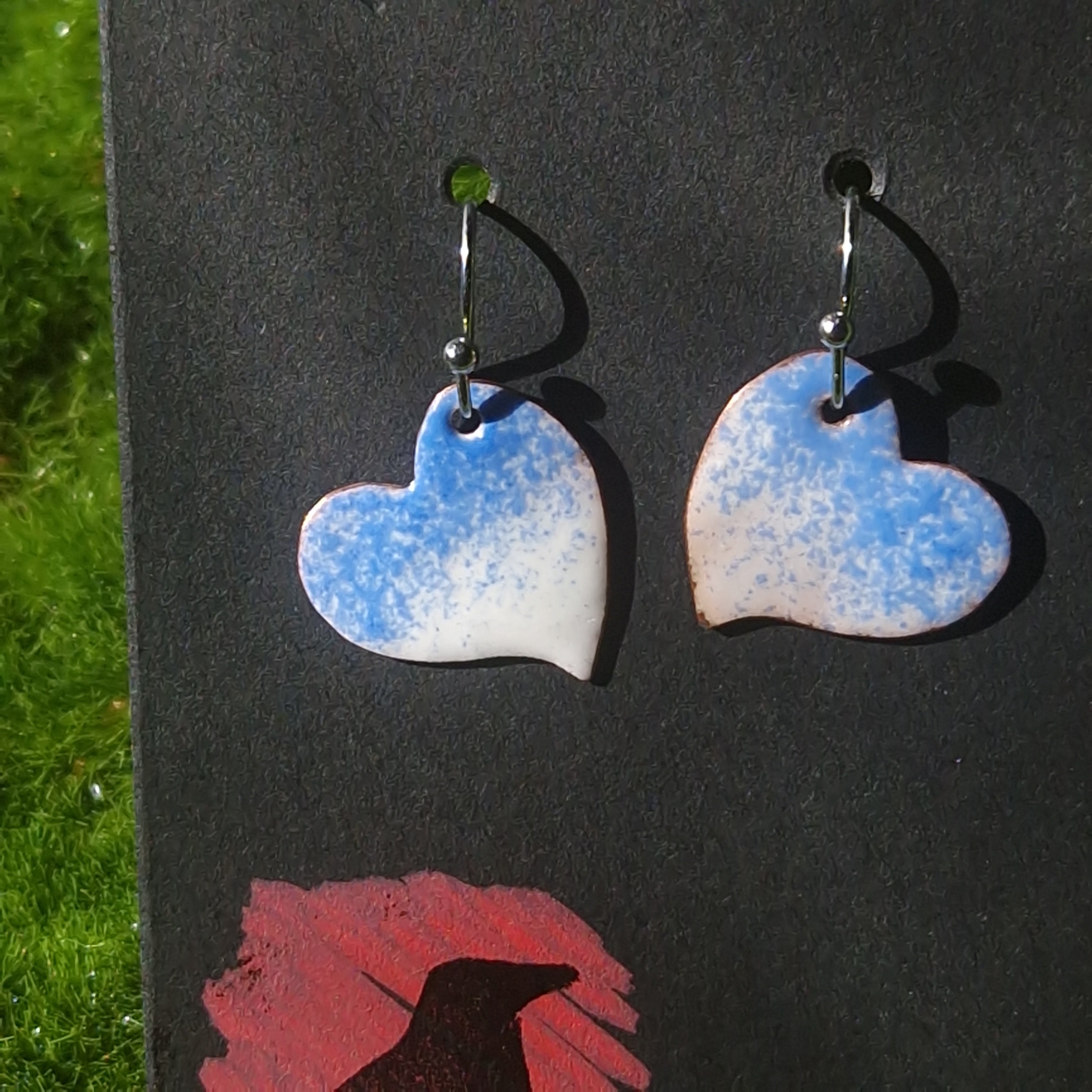 Pendientes de corazón artesanales con esmalte al fuego sobre cobre, El Cuervo Rojo