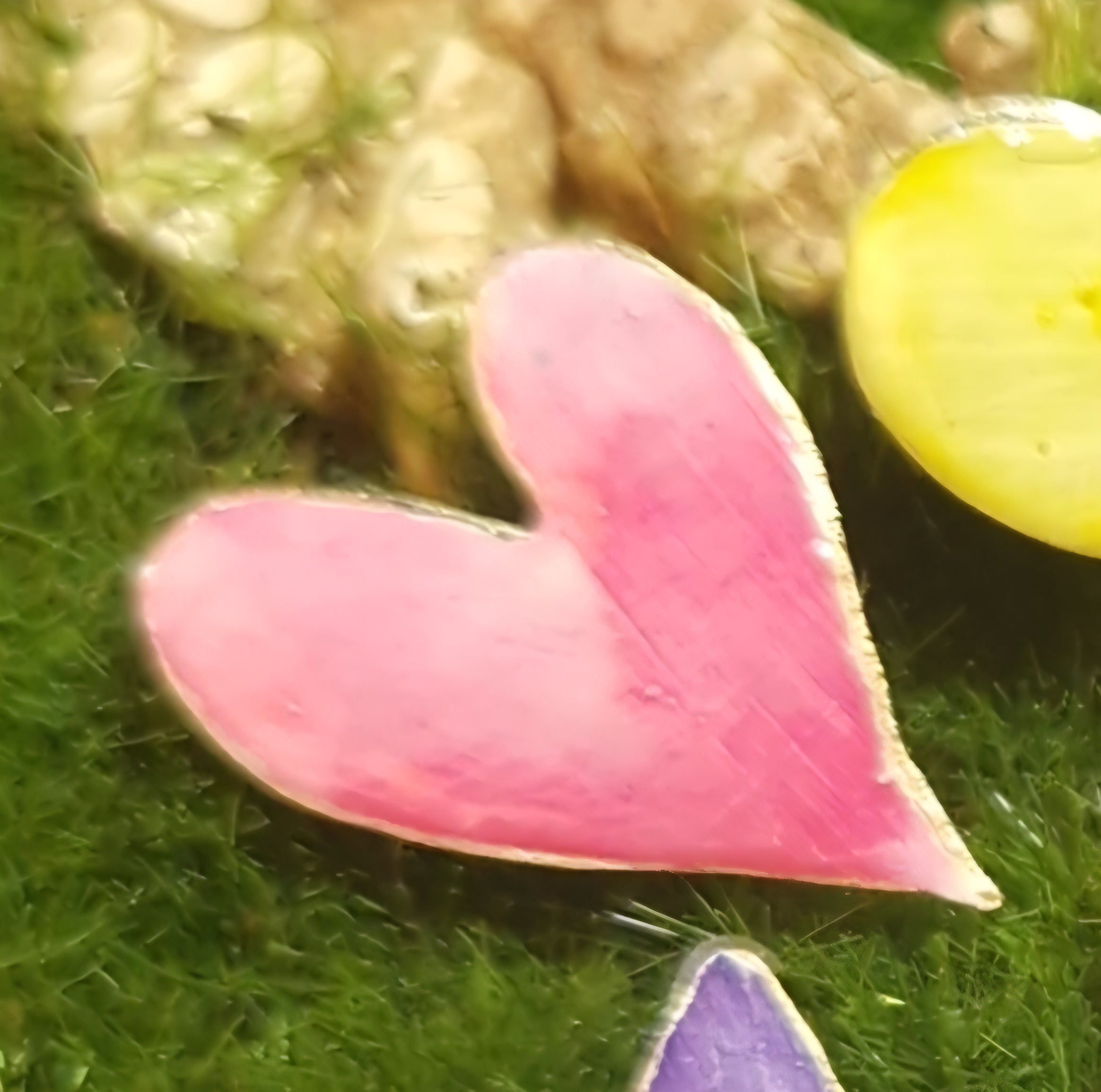 Pins de latón pintados a mano – Corazones y estrellas