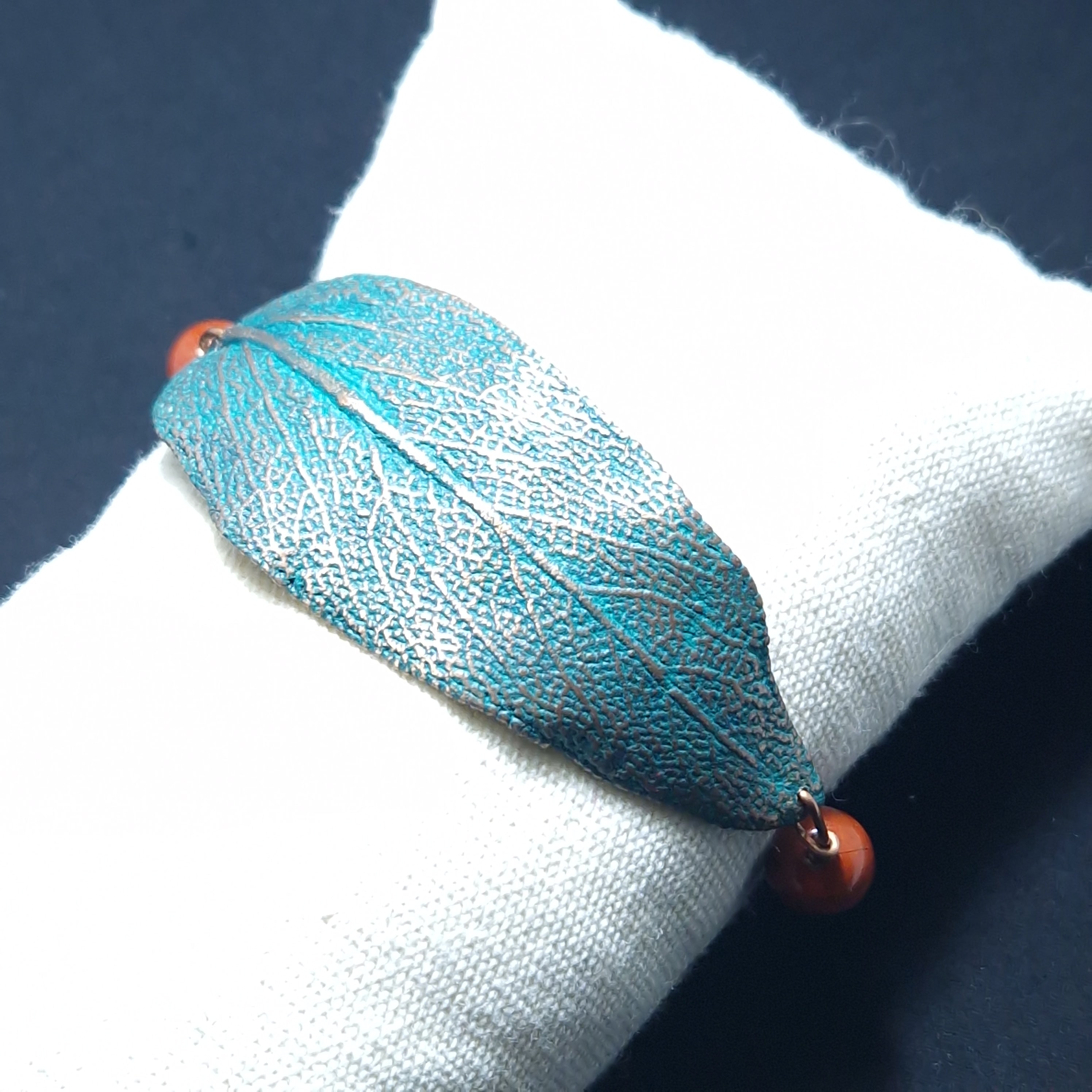 Pulsera de hoja de salvia electroformada en cobre con pátina verde, bolas de jaspe rojo y cordón de macramé con nudo plano
