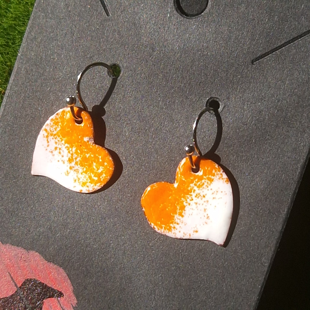 Pendientes de corazón artesanales con esmalte al fuego sobre cobre, El Cuervo Rojo