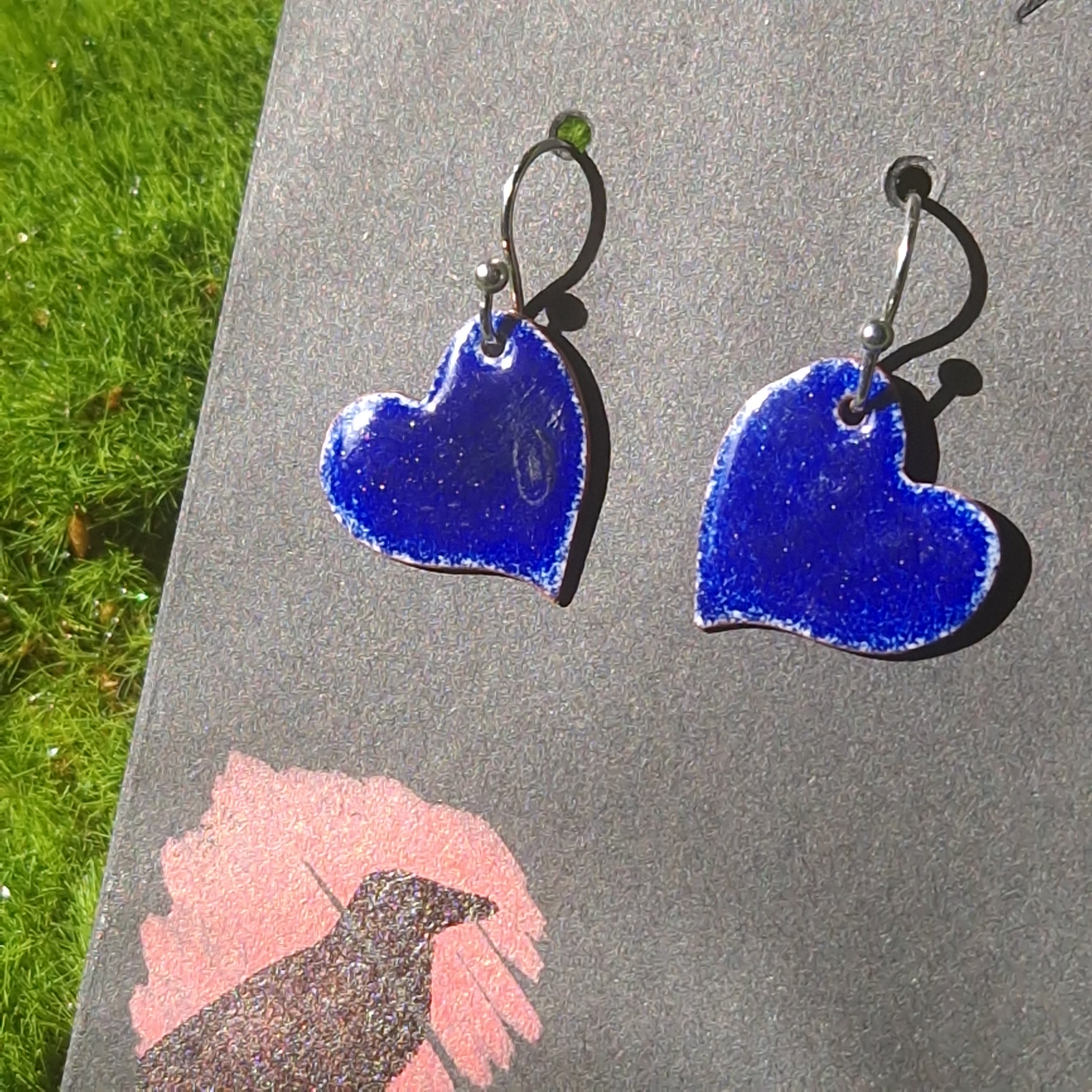 Pendientes de corazón artesanales con esmalte al fuego sobre cobre, El Cuervo Rojo