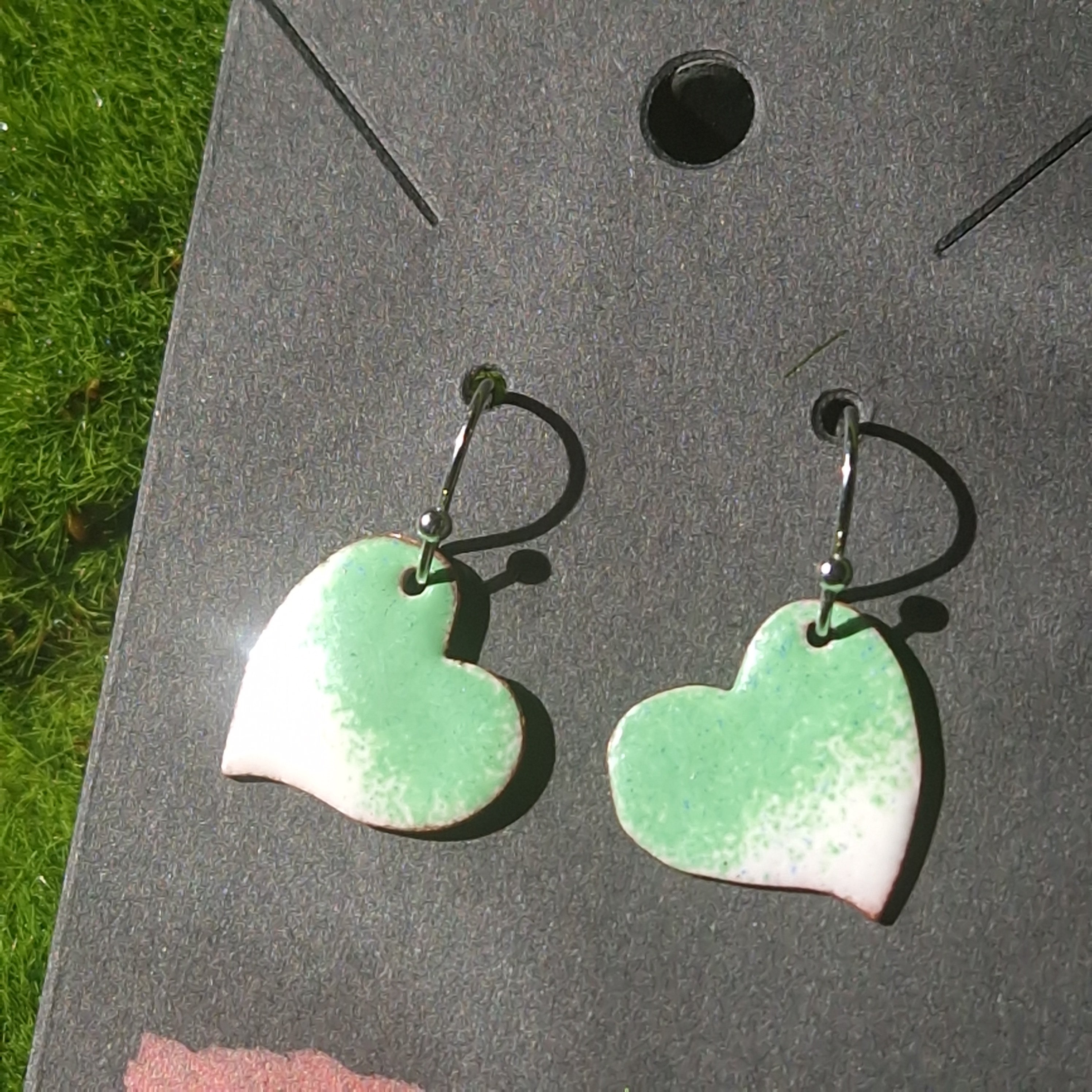 Pendientes de corazón artesanales con esmalte al fuego sobre cobre, El Cuervo Rojo