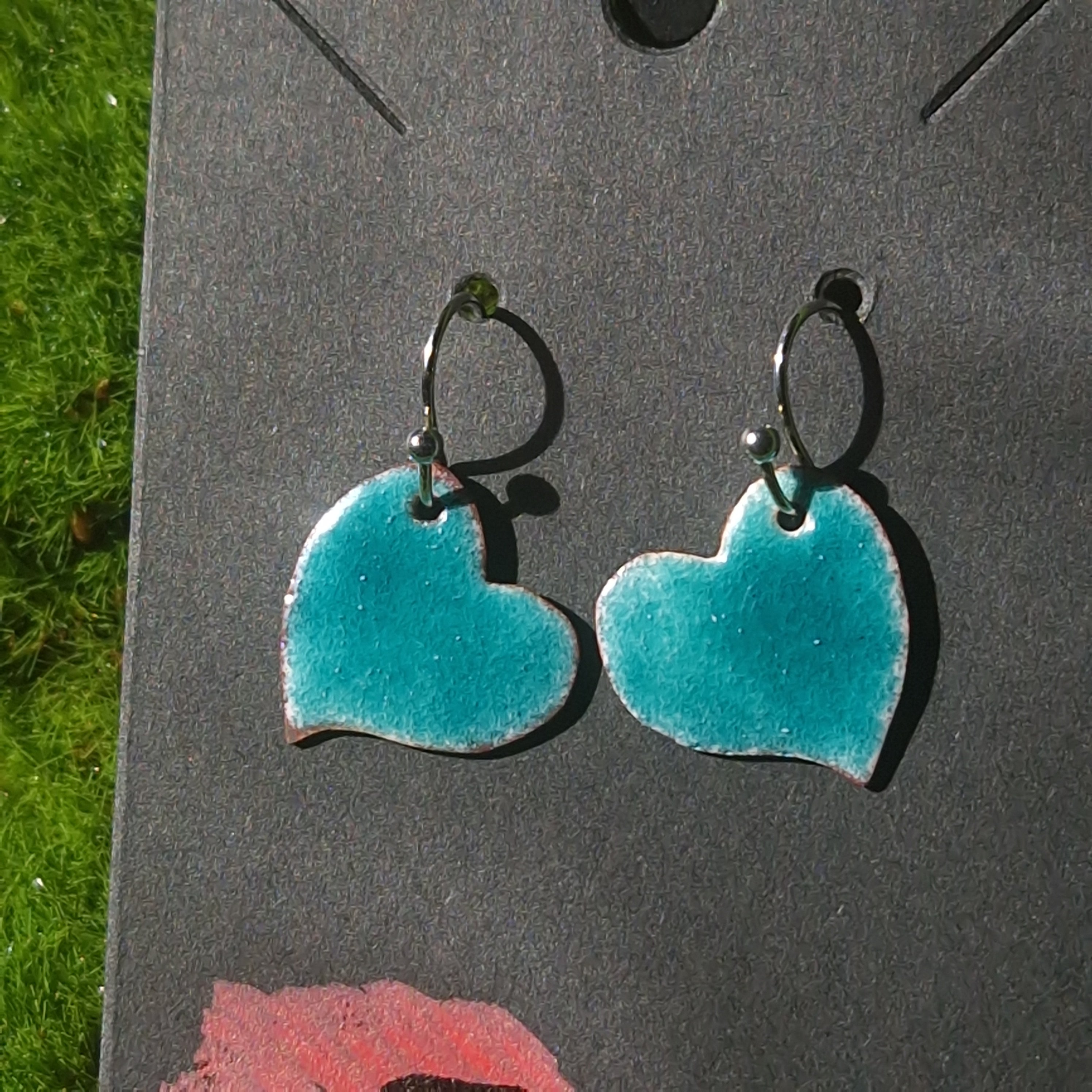 Pendientes de corazón artesanales con esmalte al fuego sobre cobre, El Cuervo Rojo