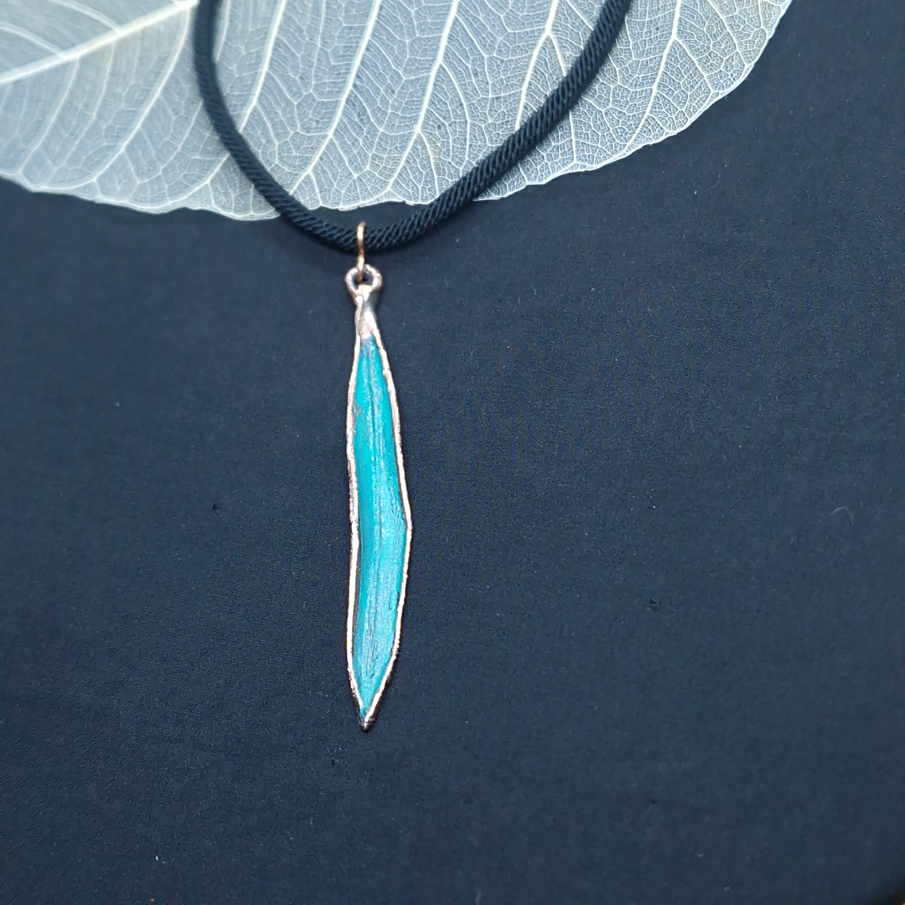 Gargantilla con colgante de hoja de olivo electroformada en cobre envejecido con pátina verde turquesa, sobre cordón de poliéster