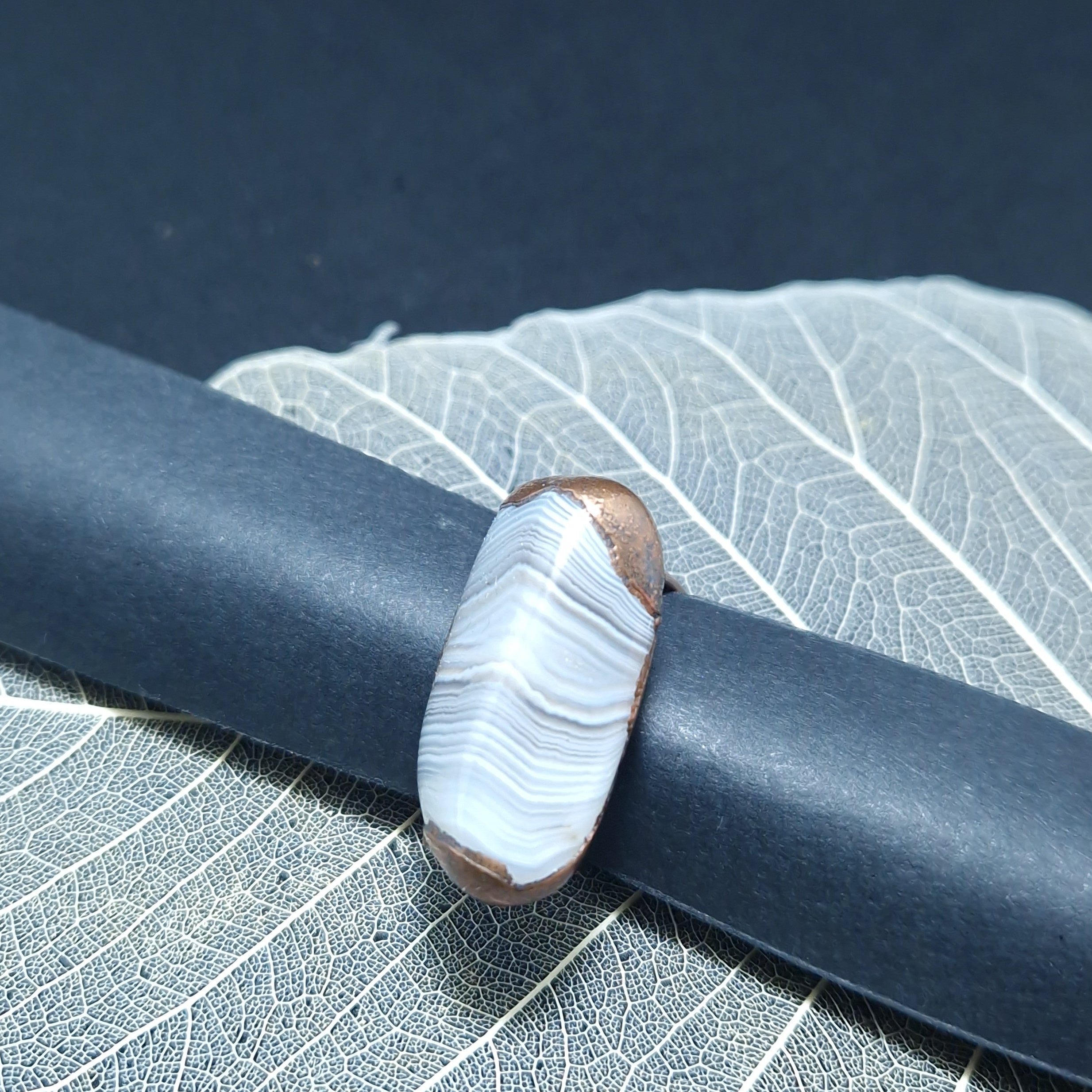 Anillo artesanal con ágata bandeada natural de 2,5 cm y banda ajustable a todas las tallas
