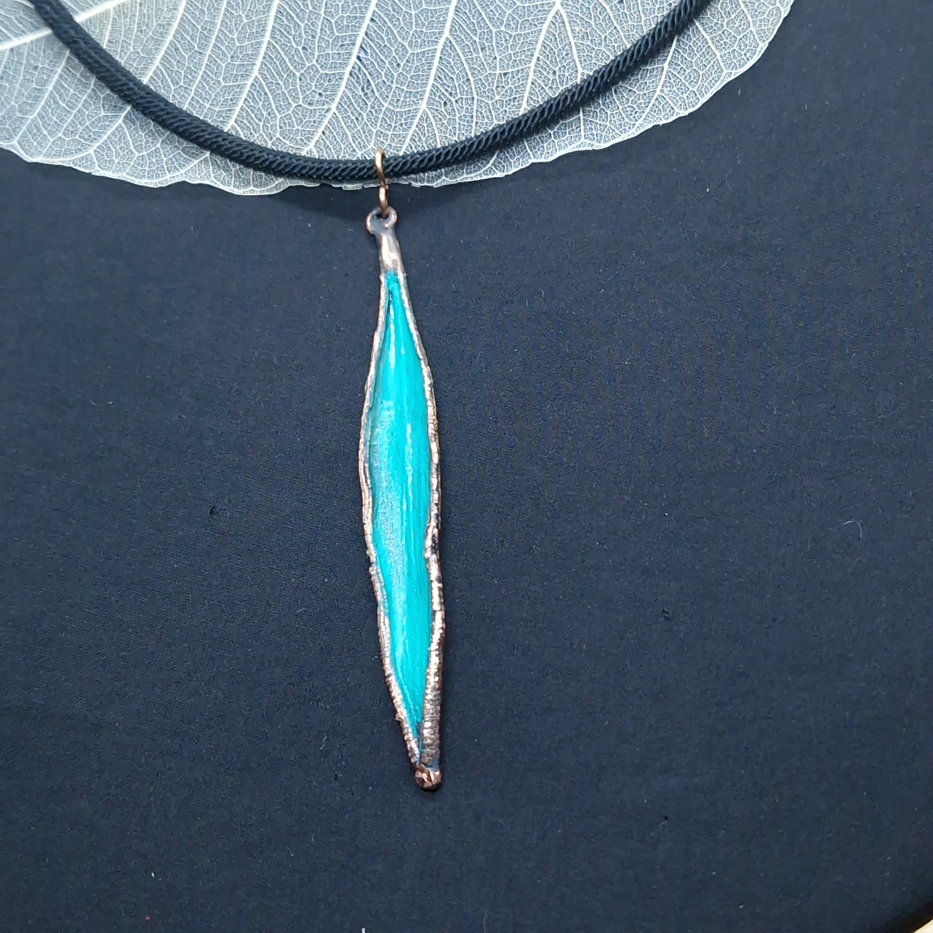 Gargantilla con colgante de hoja de olivo electroformada en cobre envejecido con pátina verde turquesa, sobre cordón de poliéster