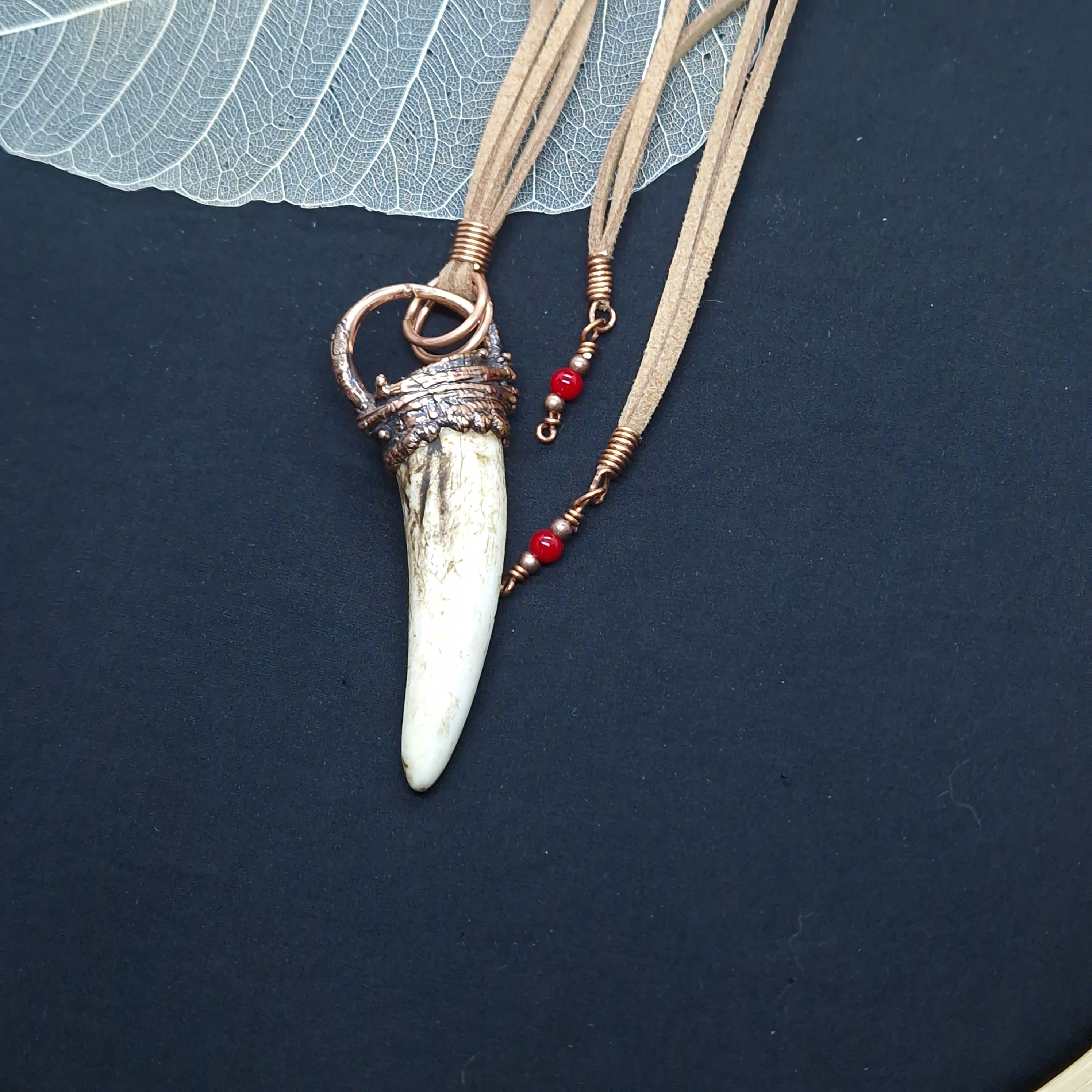 Collar con colgante de punta de asta de corzo electroformada en cobre, cordón doble de antelina camel con terminación de bolitas rojas, largo regulable